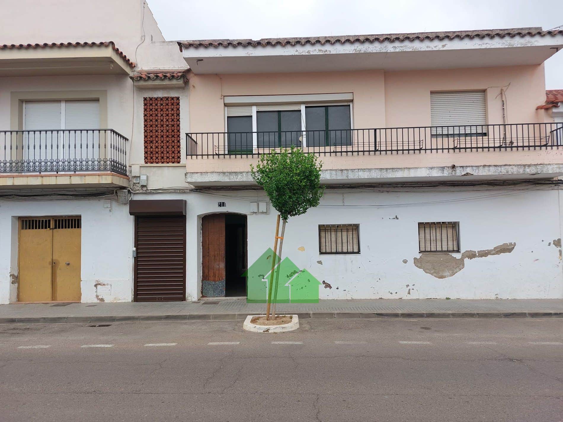 C-1006: VENTA DE PLANTA BAJA, CON GARAJE, AMPLIO PATIO, PRÓXIMA AL CENTRO DE PUEBLA DE LA CALZADA - Foto 1