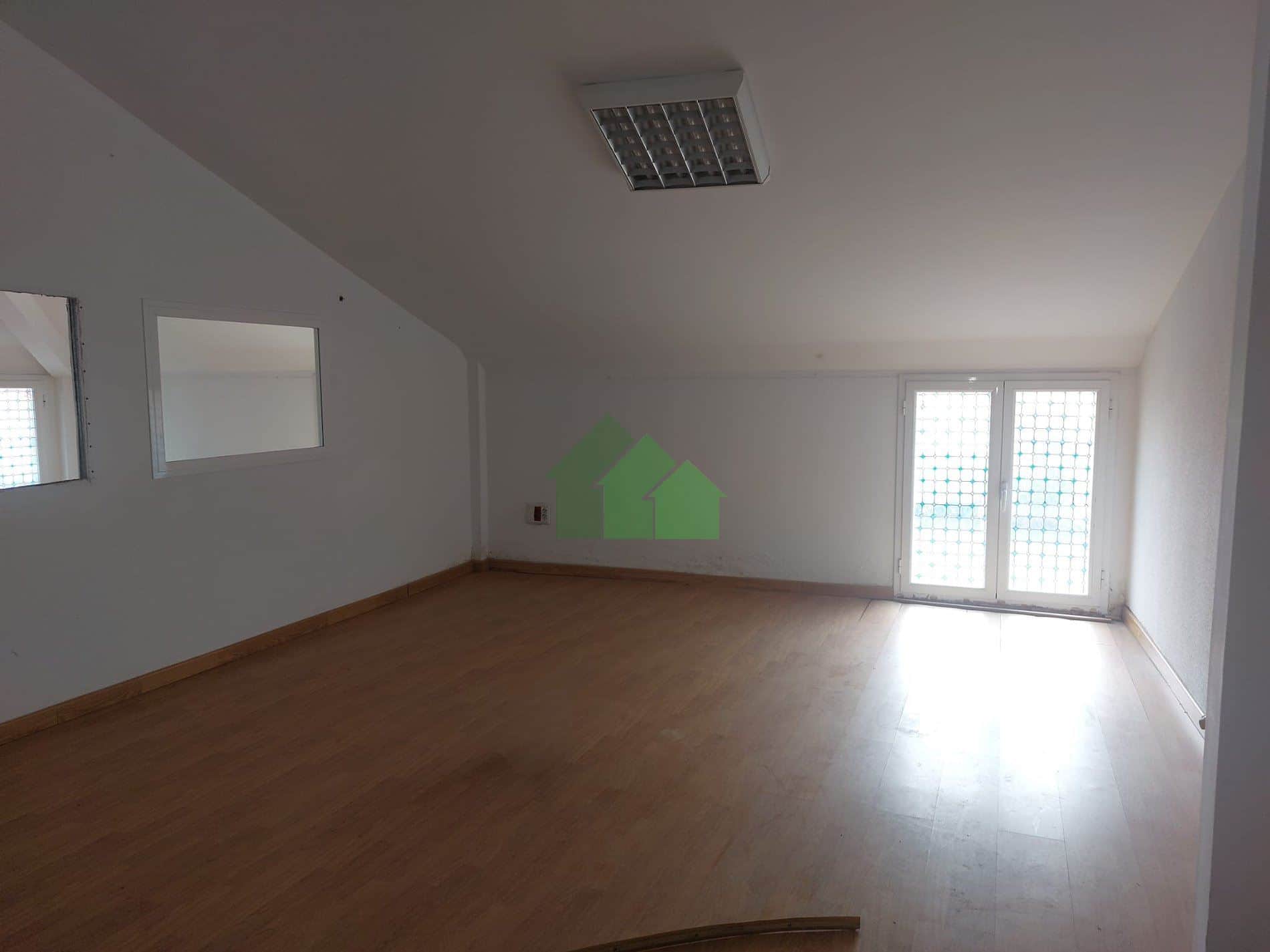 L-250 ALQUILER DE LOCALES EN ATICO EDIFICIO CON ASCENSOR. CENTRO MONTJO - Foto 4