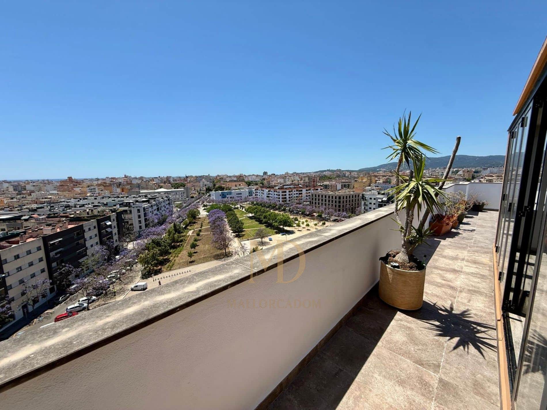 Espectacular ático con gran terraza en planta, vistas despejadas y garaje en Amanecer - Foto 1