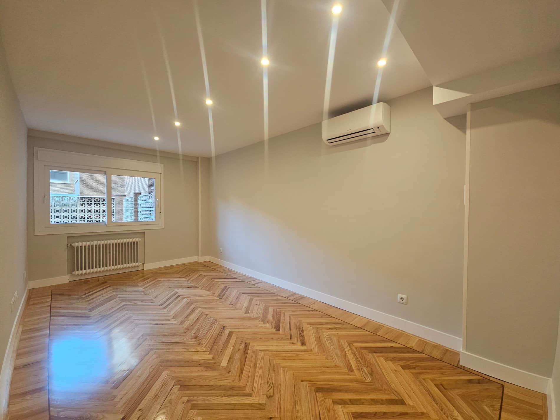Espectacular piso reformado 2 dormitorios, patio privado, calefacción central incluida en el precio. Aire acondicionado. - Foto 1