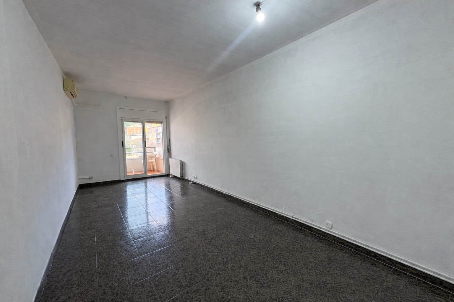 ¡Amplia vivienda con balcón en Riera Bonet! Listo para entrar a vivir. - Foto 2