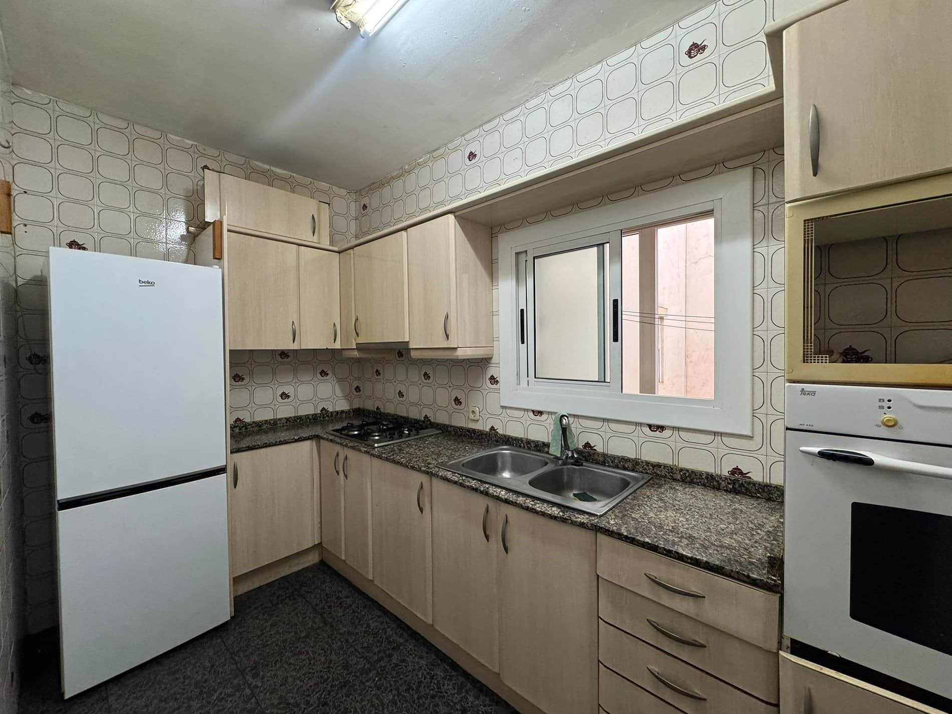 ¡Amplia vivienda con balcón en Riera Bonet! Listo para entrar a vivir. - Foto 5