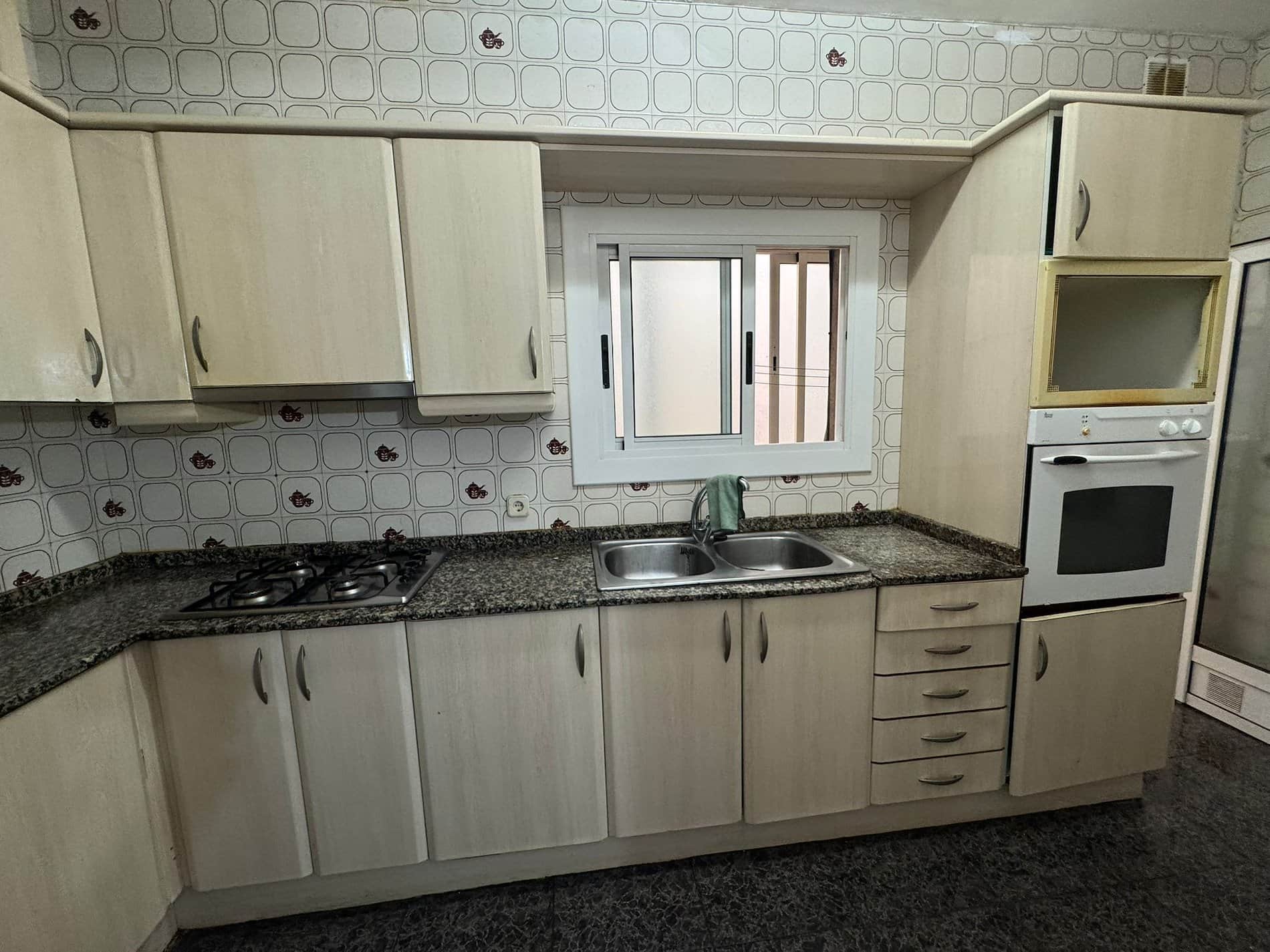 ¡Amplia vivienda con balcón en Riera Bonet! Listo para entrar a vivir. - Foto 4