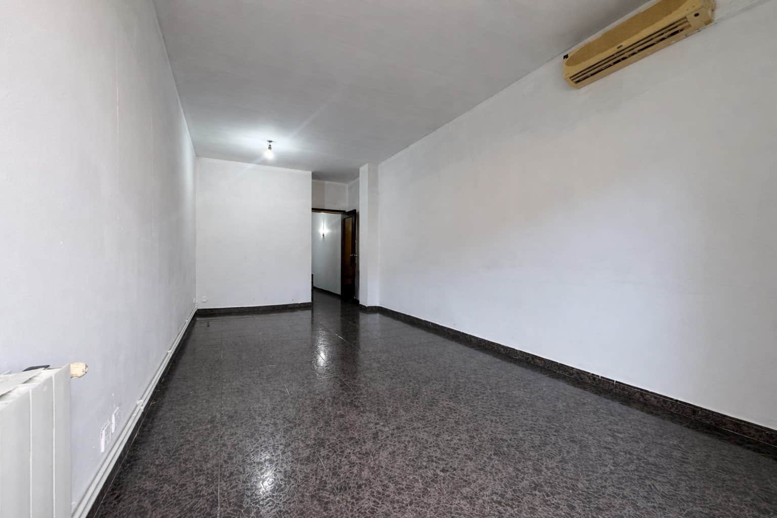 ¡Amplia vivienda con balcón en Riera Bonet! Listo para entrar a vivir. - Foto 3
