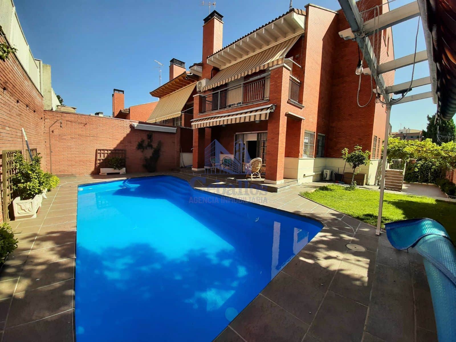 Descubre el Paraíso Urbano: Encantador Chalet Pareado con Piscina y Comodidades en el Corazón de la Ciudad - Foto 1