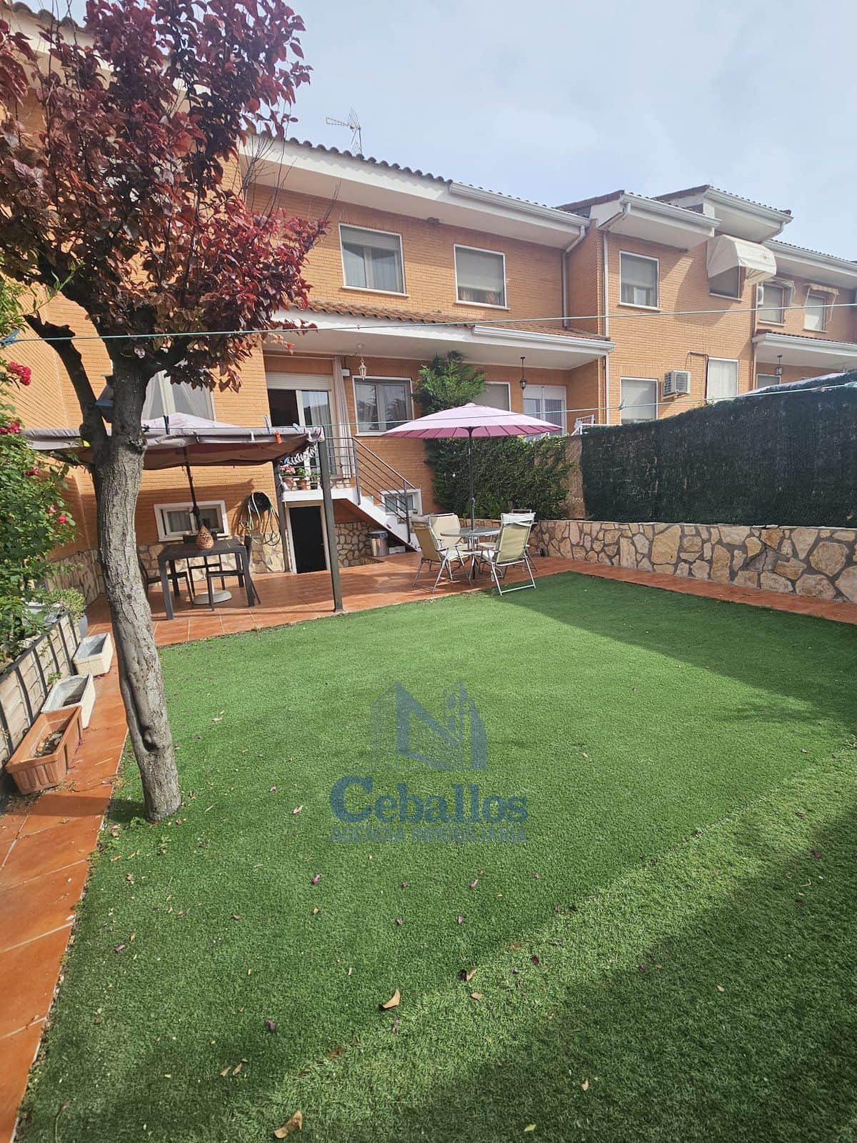 Encantador Chalet Adosado en Chiloeches: Comodidad, Espacio y Conveniencia a Minutos de Guadalajara - Foto 1