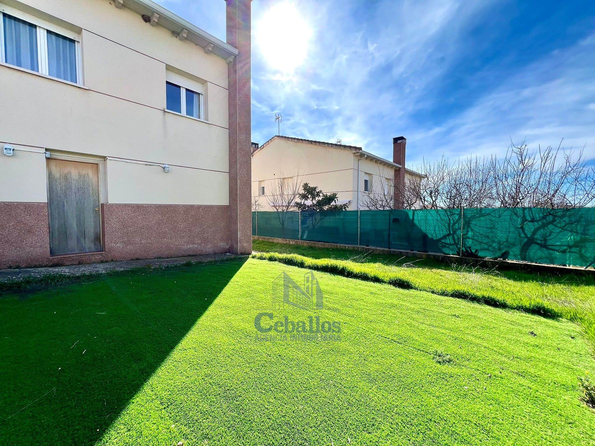 🏡 CHALET PAREADO DE ESQUINA EN HORCHE – PARCELA AMPLIA Y GRAN LUMINOSIDAD - Foto 4