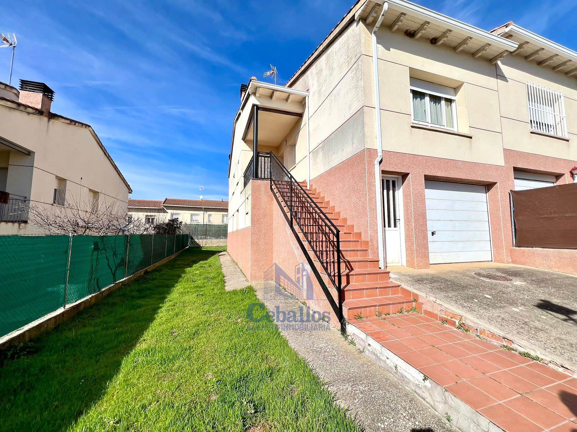 🏡 CHALET PAREADO DE ESQUINA EN HORCHE – PARCELA AMPLIA Y GRAN LUMINOSIDAD - Foto 2