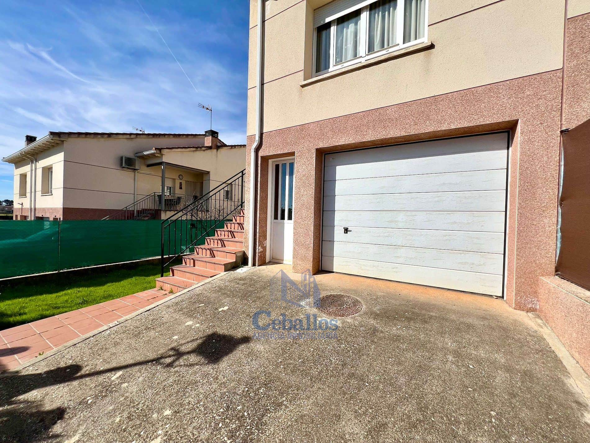 🏡 CHALET PAREADO DE ESQUINA EN HORCHE – PARCELA AMPLIA Y GRAN LUMINOSIDAD - Foto 3
