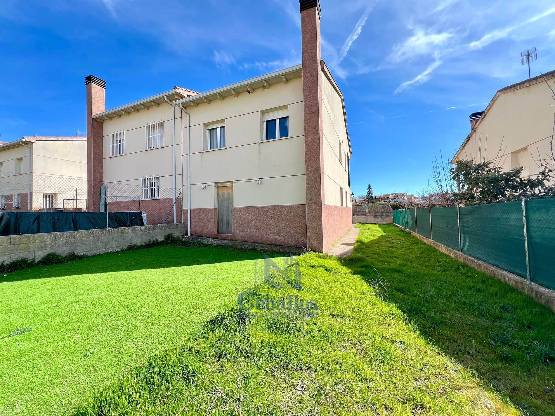 🏡 CHALET PAREADO DE ESQUINA EN HORCHE – PARCELA AMPLIA Y GRAN LUMINOSIDAD - Foto 1