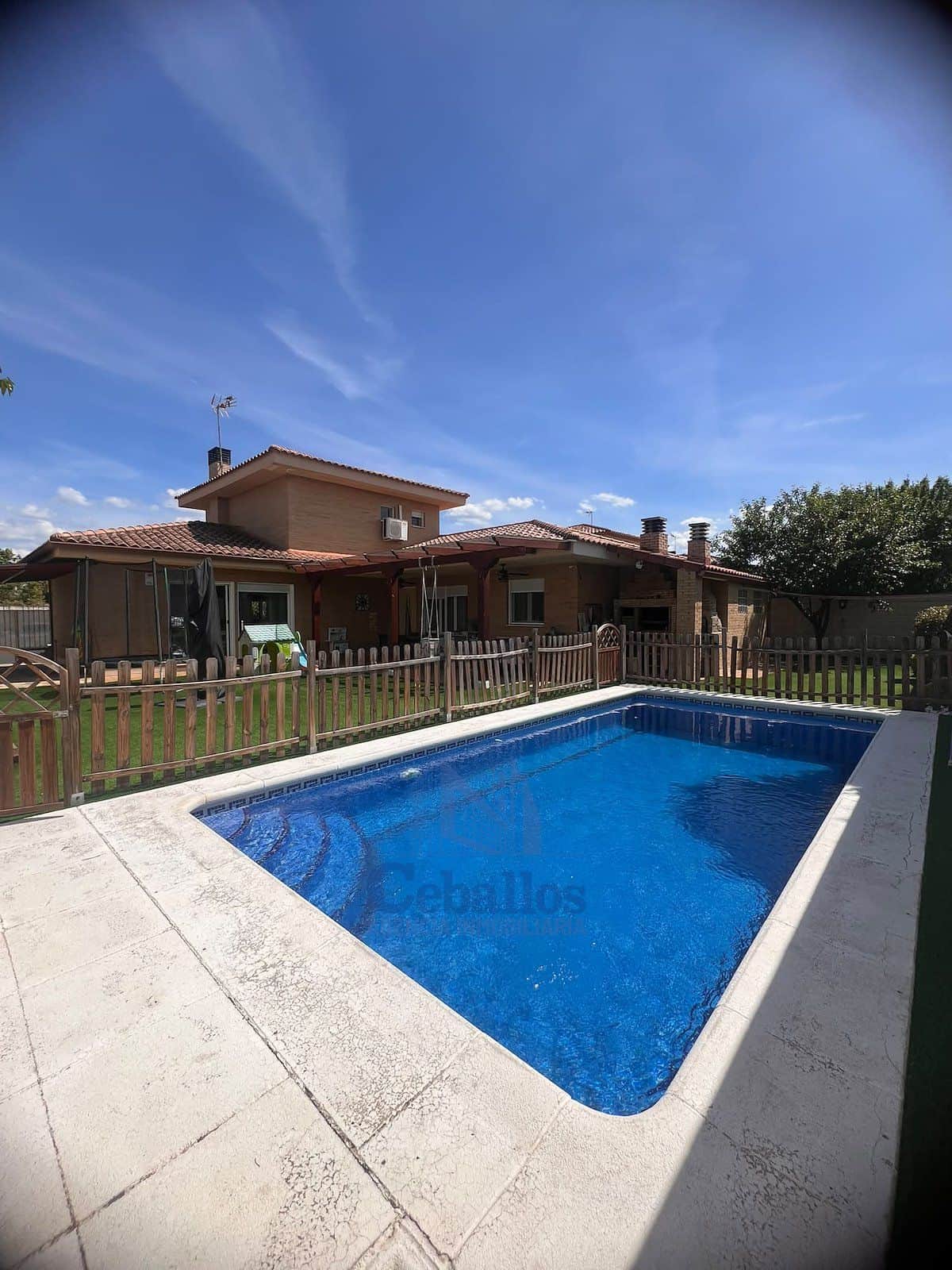 VIVIENDA INDEPENDIENTE CON PISCINA Y PARCELA DE 500 m² EN CABANILLAS DEL CAMPO - Foto 1