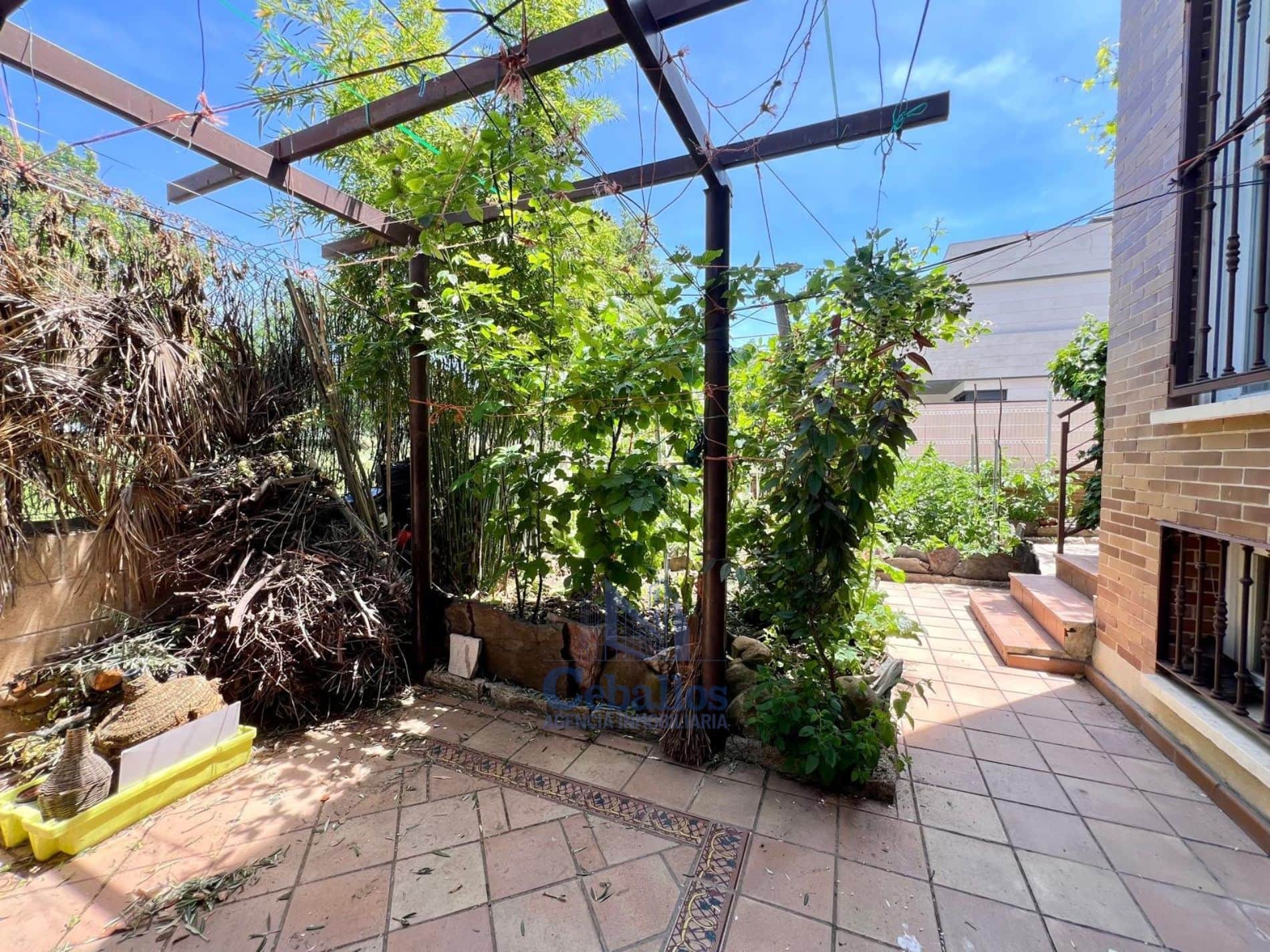Magnífica vivienda unifamiliar situada en una de las zonas más cómodas y demandadas de Guadalajara - Foto 1
