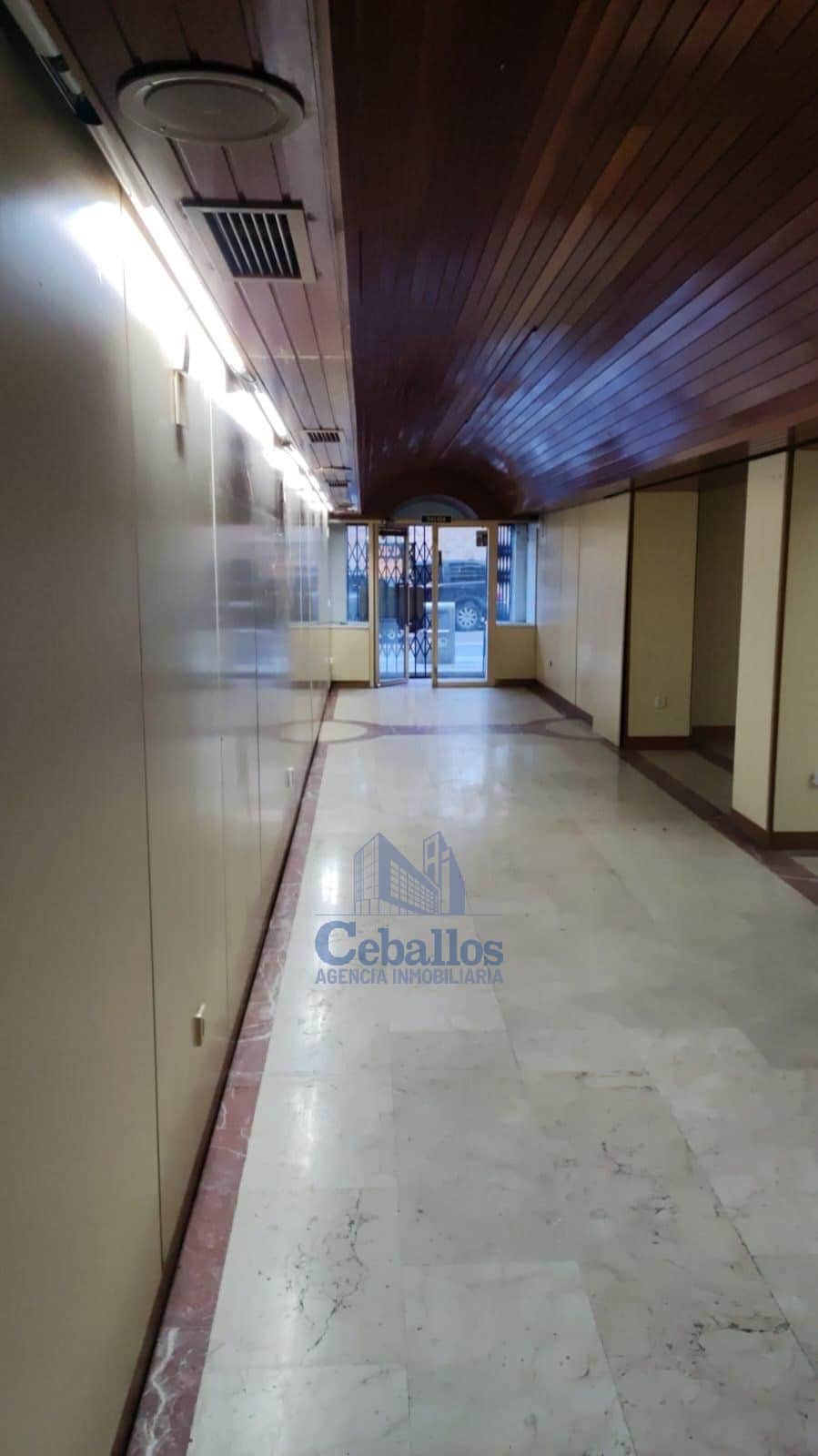 Local comercial con una ubicación privilegiada y rodeado de todos los servicios - Foto 1