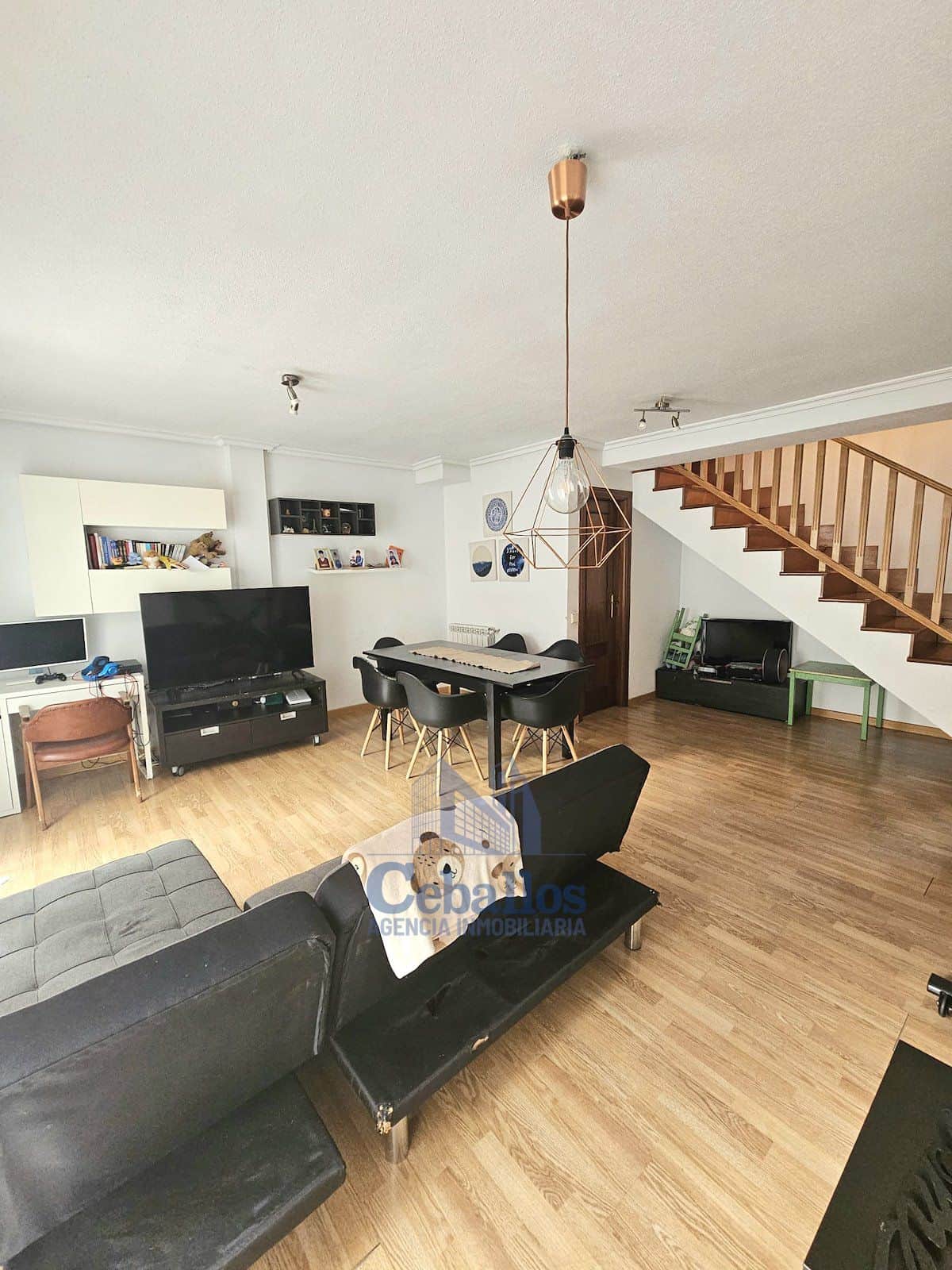 Descubre este encantador dúplex en el corazón de Guadalajara - Foto 1