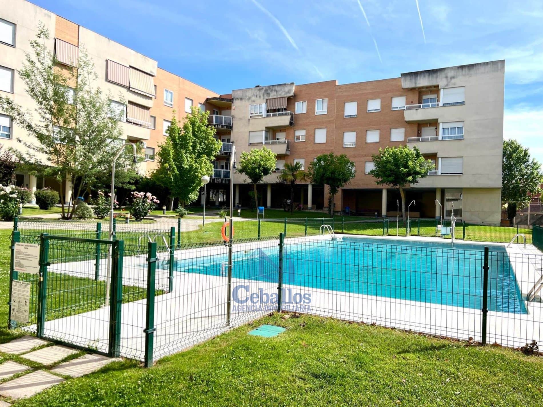 Hogar en esta encantadora vivienda situada en la codiciada zona de la Avenida del Ejército - Foto 1