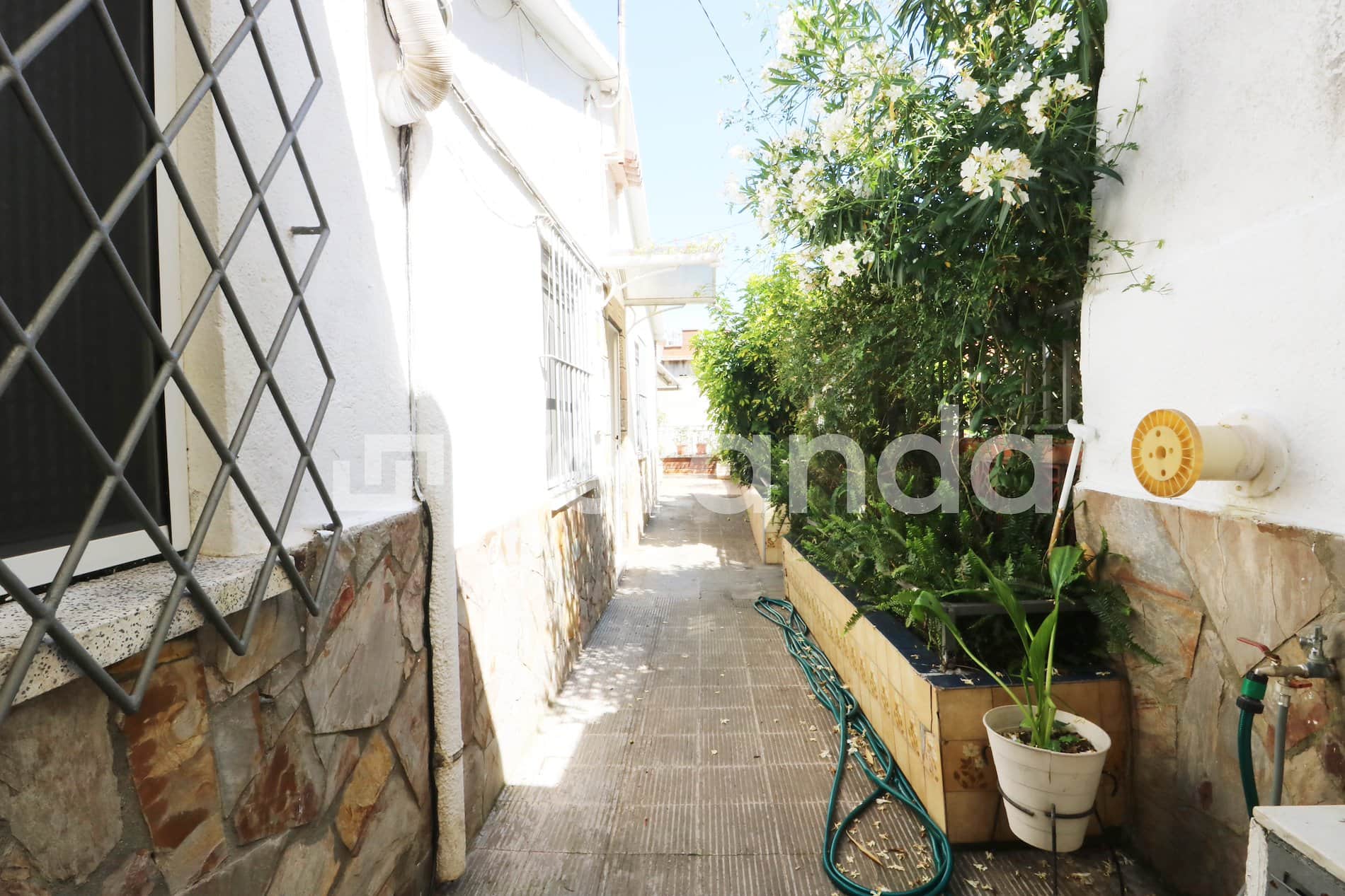 CASA CON 2 VIVIENDAS 199 M2. TERRAZAS Y GARAJE - Foto 2