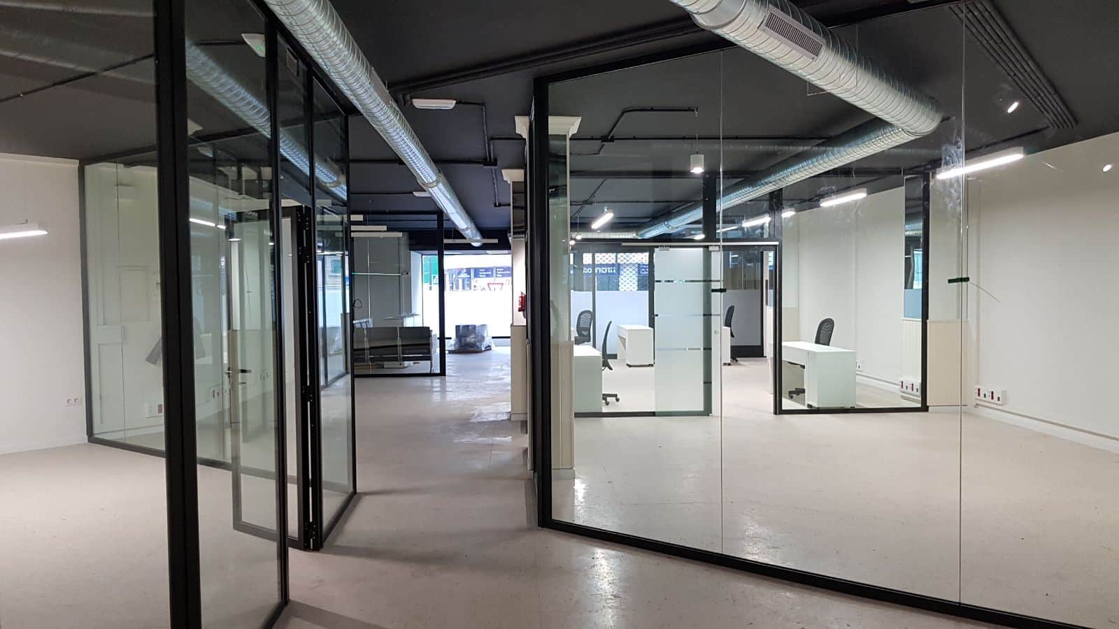 MAGNIFICA OFICINA DE 300 M2 TOTALMENTE REFORMADA EN CANGAS DE MORRAZO - Foto 1
