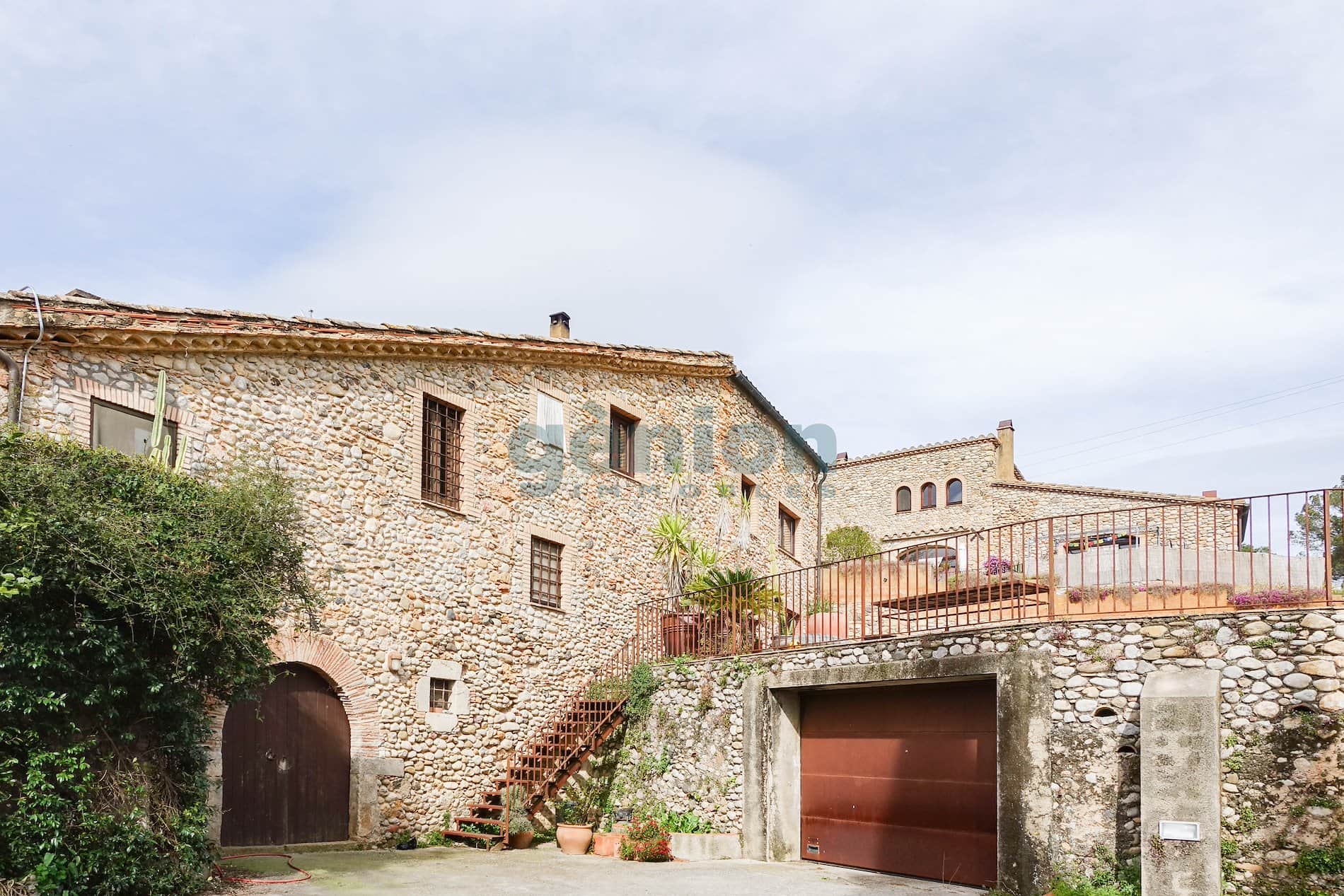 CONJUNTO RESIDENCIAL RÚSTICO EN EL EMPORDÀ. VIVIENDA PRINCIPAL Y 6 VIVIENDAS MÁS - Foto 2
