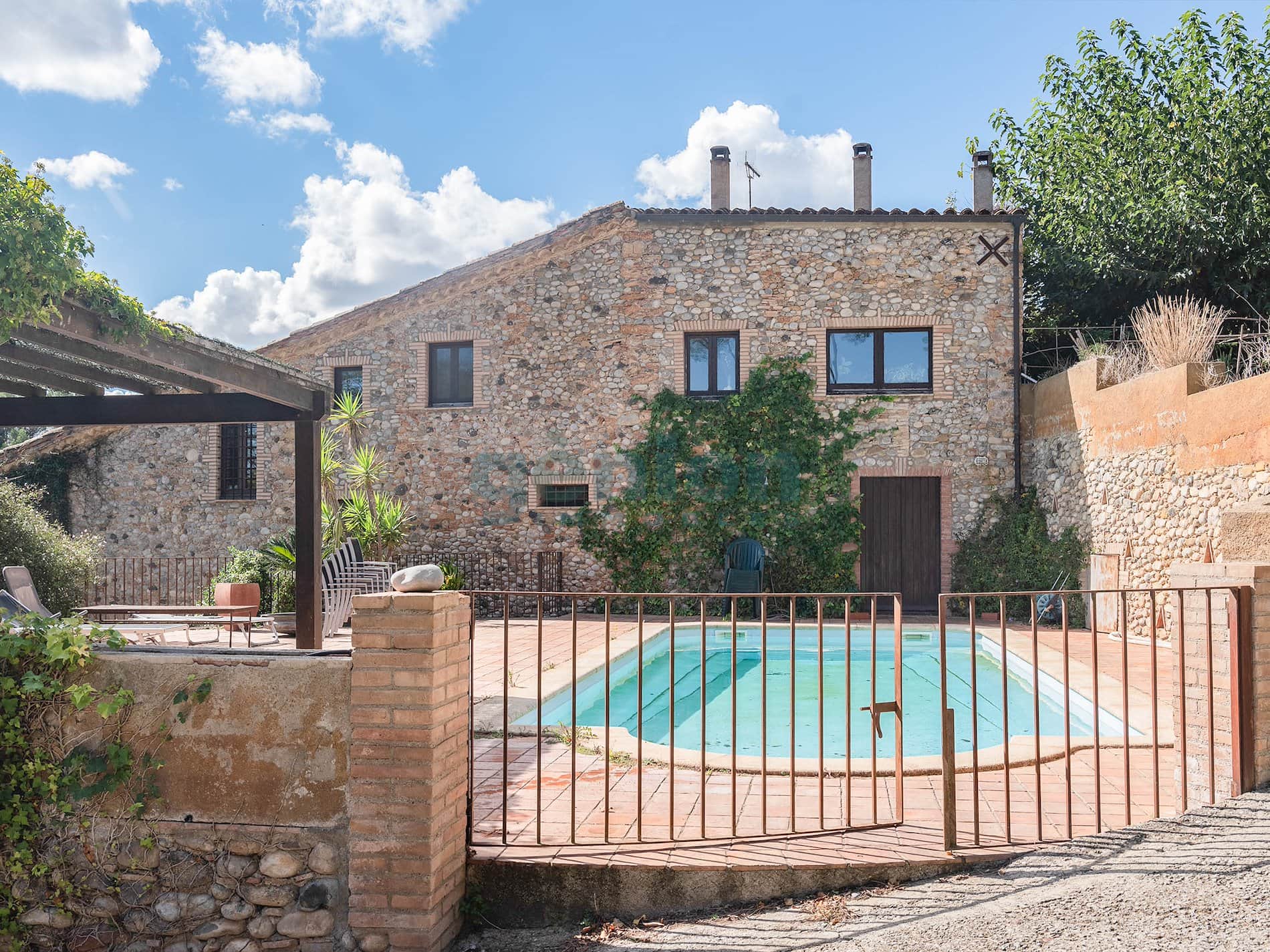 CONJUNTO RESIDENCIAL RÚSTICO EN EL EMPORDÀ. VIVIENDA PRINCIPAL Y 6 VIVIENDAS MÁS - Foto 3