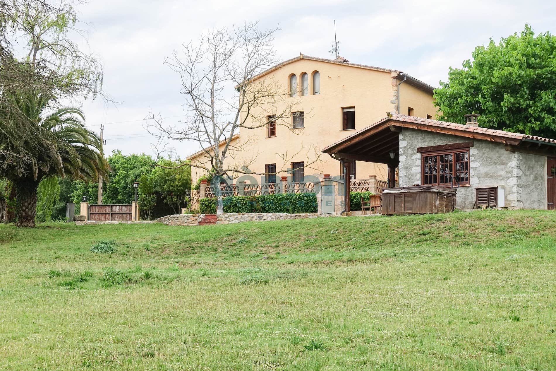 PROPIEDAD RURAL CON MASÍA, CONSTRUCCIONES AUXILIARES E INSTALACIONES ECUESTRES - Foto 1