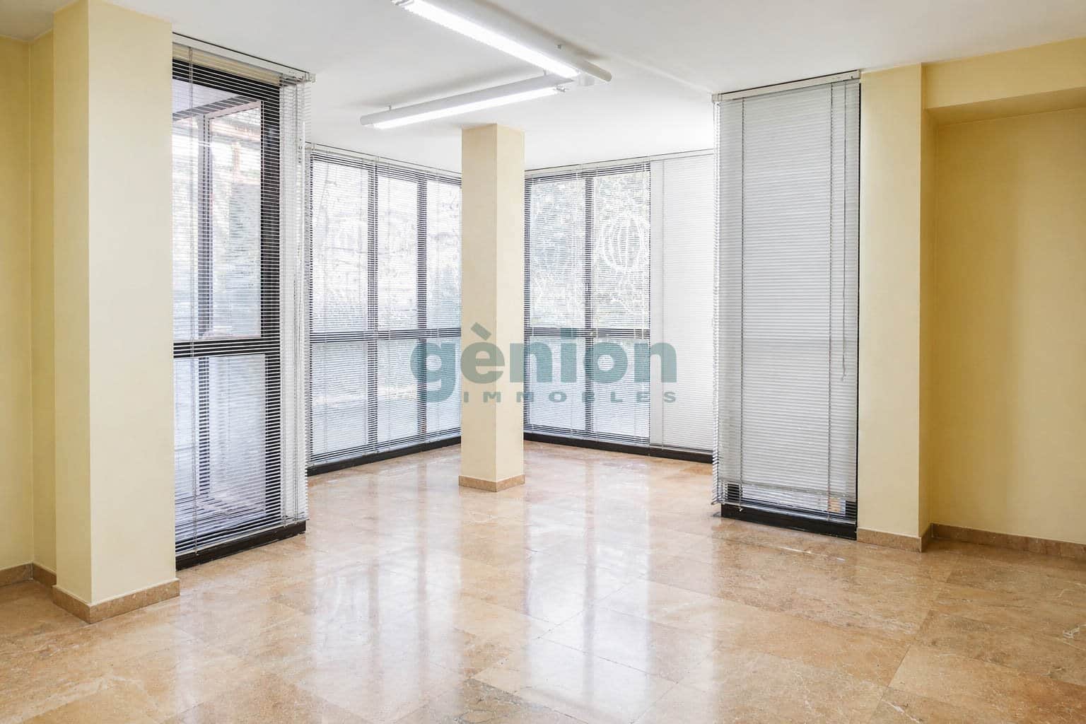 PISO ESQUINERO DE TRES HABITACIONES DOBLES, EN PLENO CENTRO DE GIRONA - Foto 1