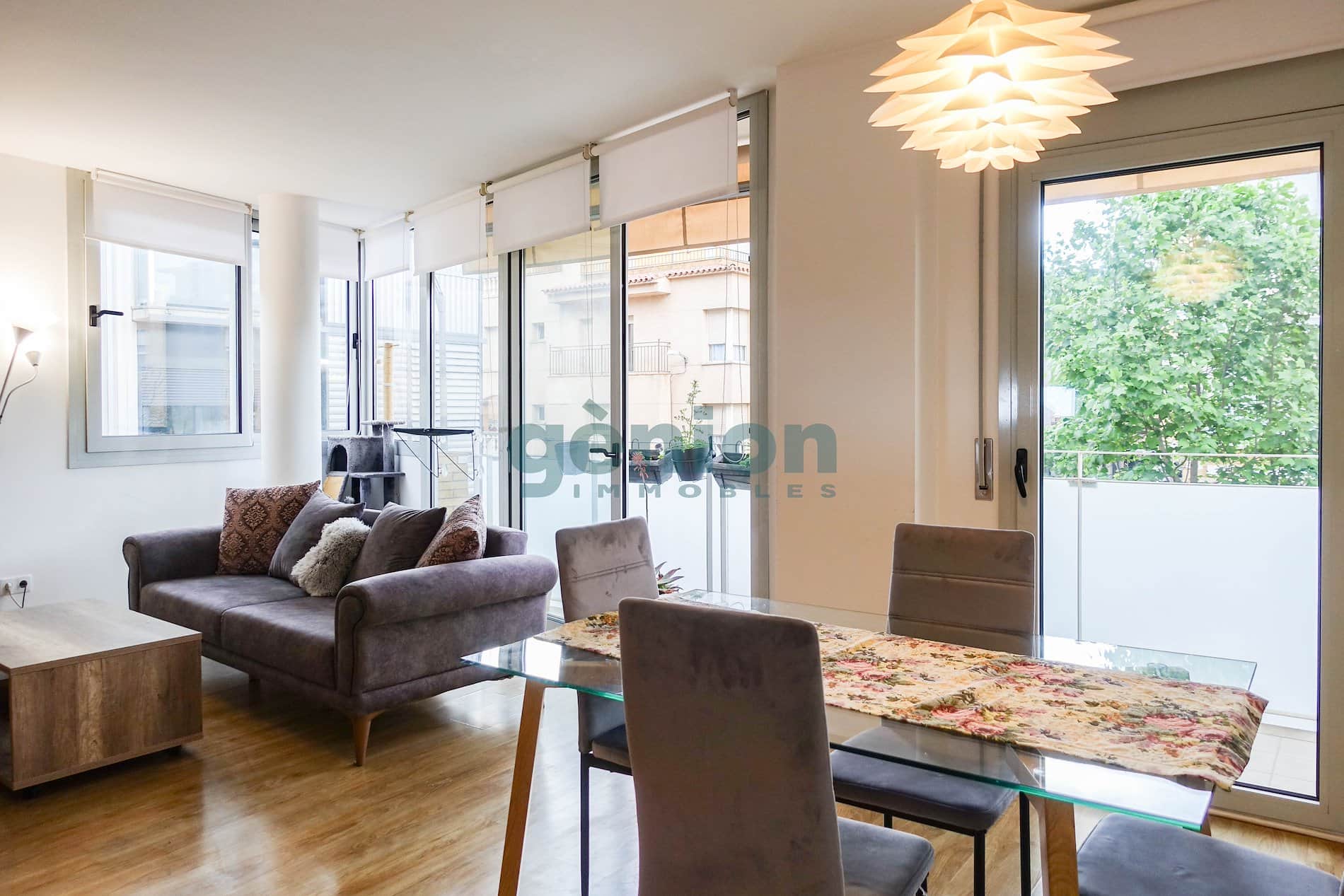 PISO ESQUINERO DE 3 HABITACIONES CON 3 PK Y 1 TR, EN LA ZONA MIGDIA - Foto 2