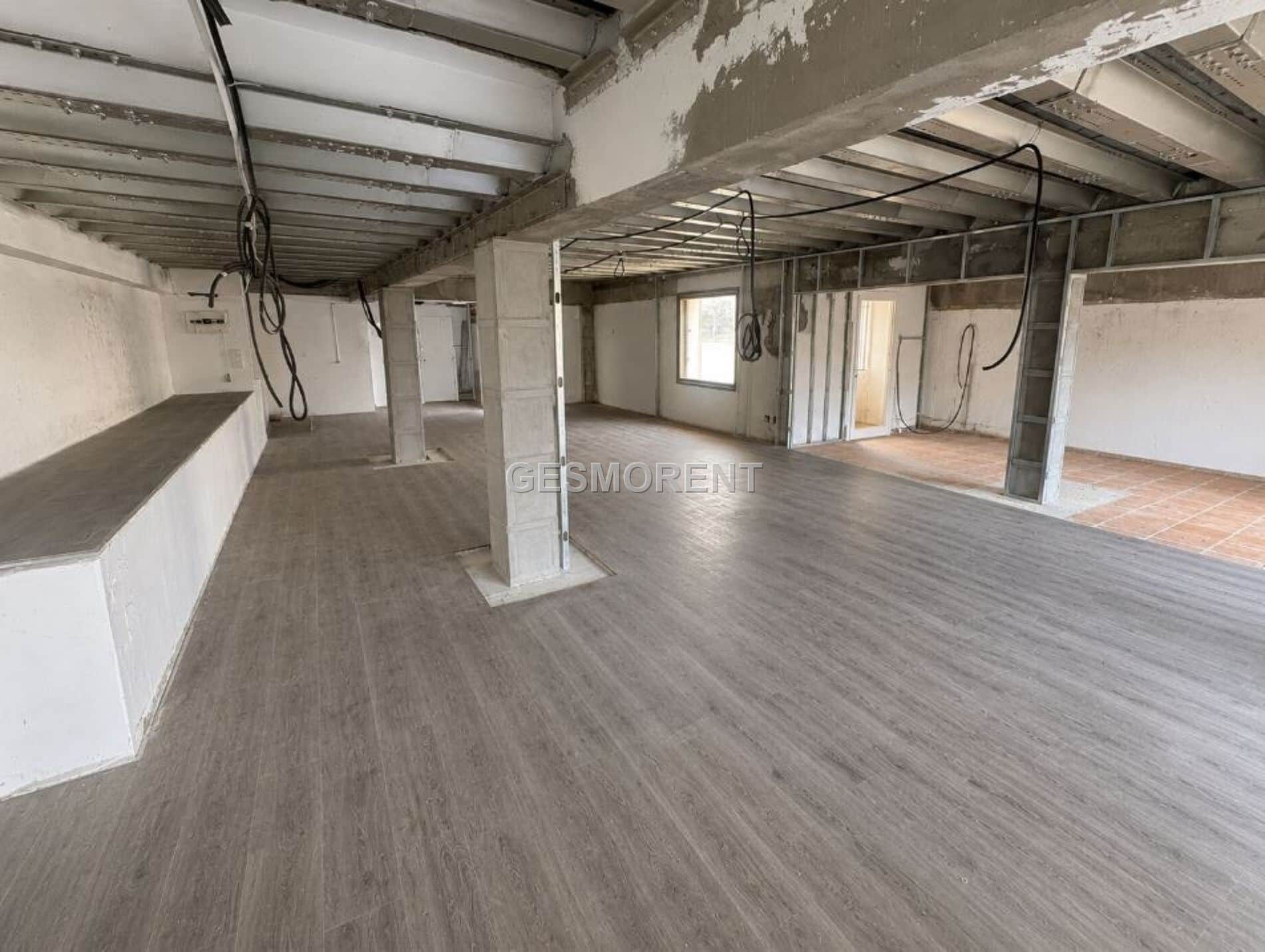 LOCAL COMERCIAL CON TERRAZA TRASERA Y PATIO EN EL ARENAL - Foto 1
