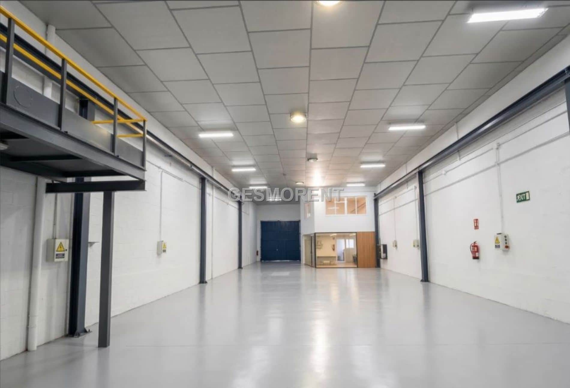 NAVE INDUSTRIAL EN VENTA CON PUENTE GRÚA Y ALTILLO - Foto 1