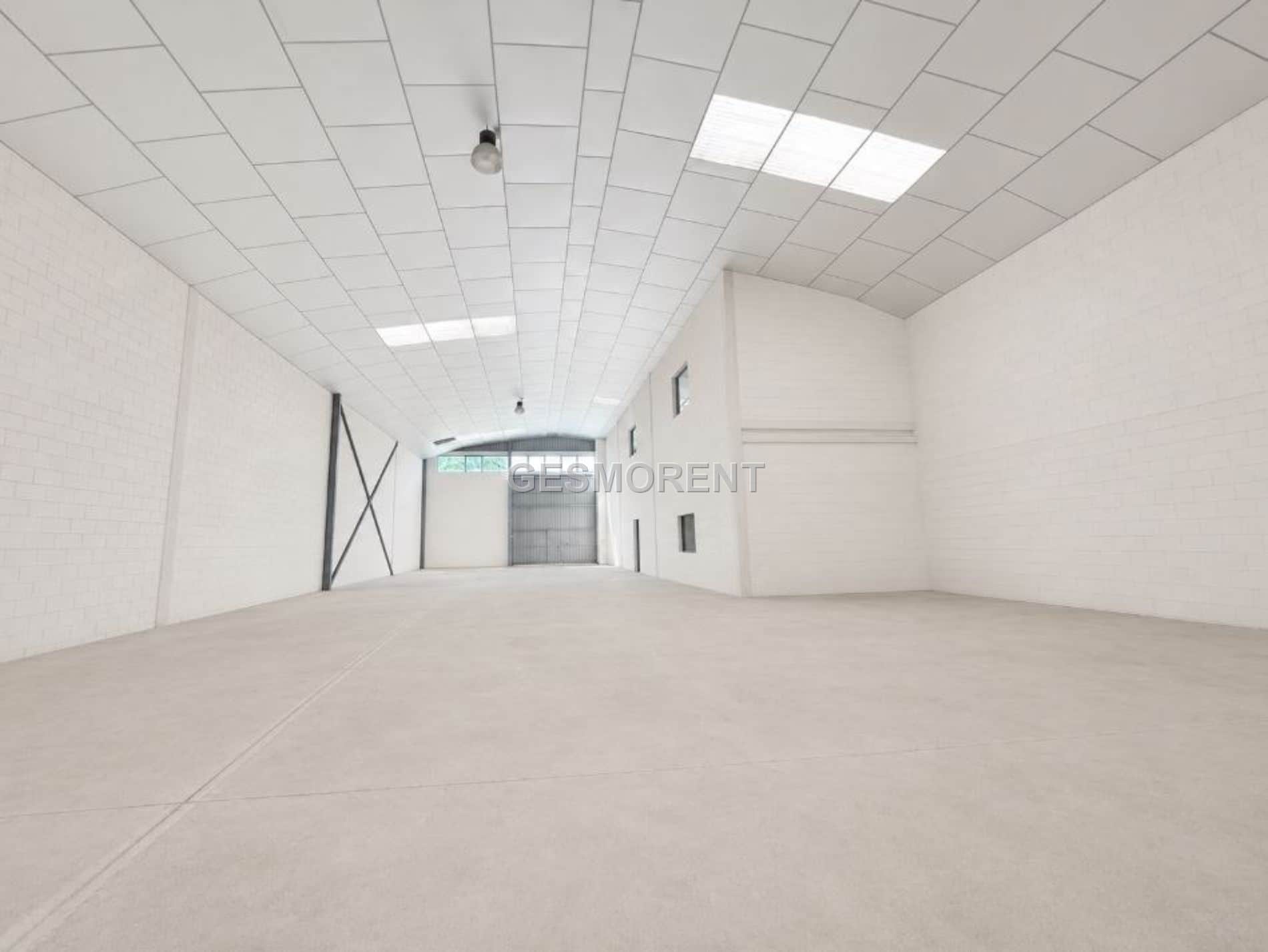 NAVE INDUSTRIAL CON PATIO PRIVATIVO Y BLOQUE DE OFICINAS EN REUS - Foto 2