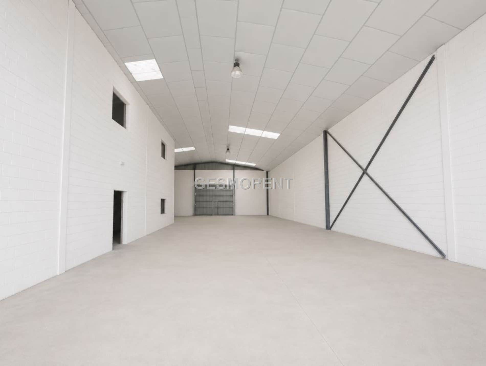 NAVE INDUSTRIAL CON PATIO PRIVATIVO Y BLOQUE DE OFICINAS EN REUS - Foto 3