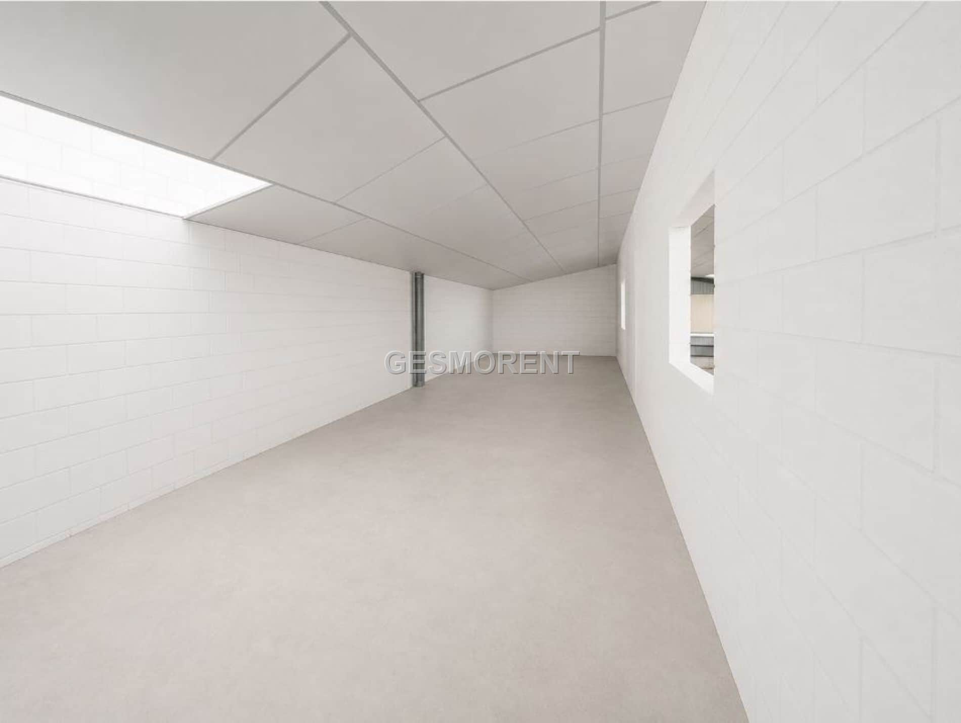 NAVE INDUSTRIAL CON PATIO PRIVATIVO Y BLOQUE DE OFICINAS EN REUS - Foto 4