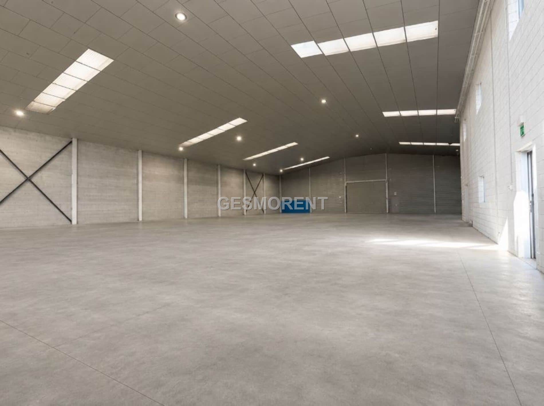 NAVE INDUSTRIAL AISLADA EN VENTA CON PATIO LATERAL Y OFICINAS EN POLÍGONO INDUSTRIAL - Foto 3