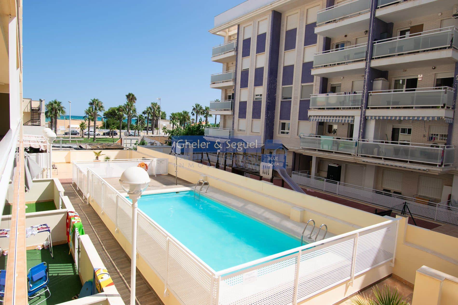 Apartamento con terraza, en zona tranquila a 5 minutos del mar - Foto 1