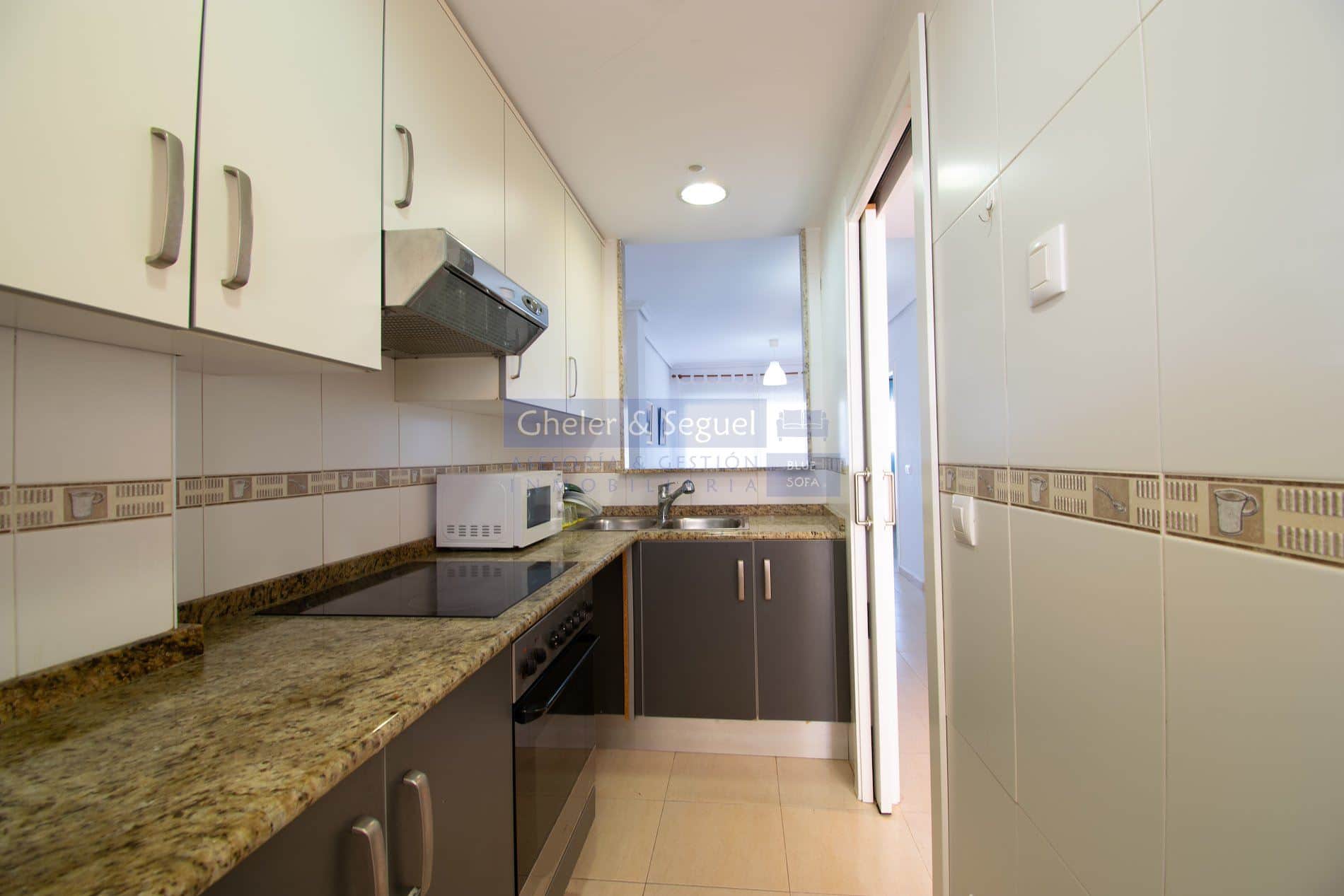 Apartamento con terraza, en zona tranquila a 5 minutos del mar - Foto 4