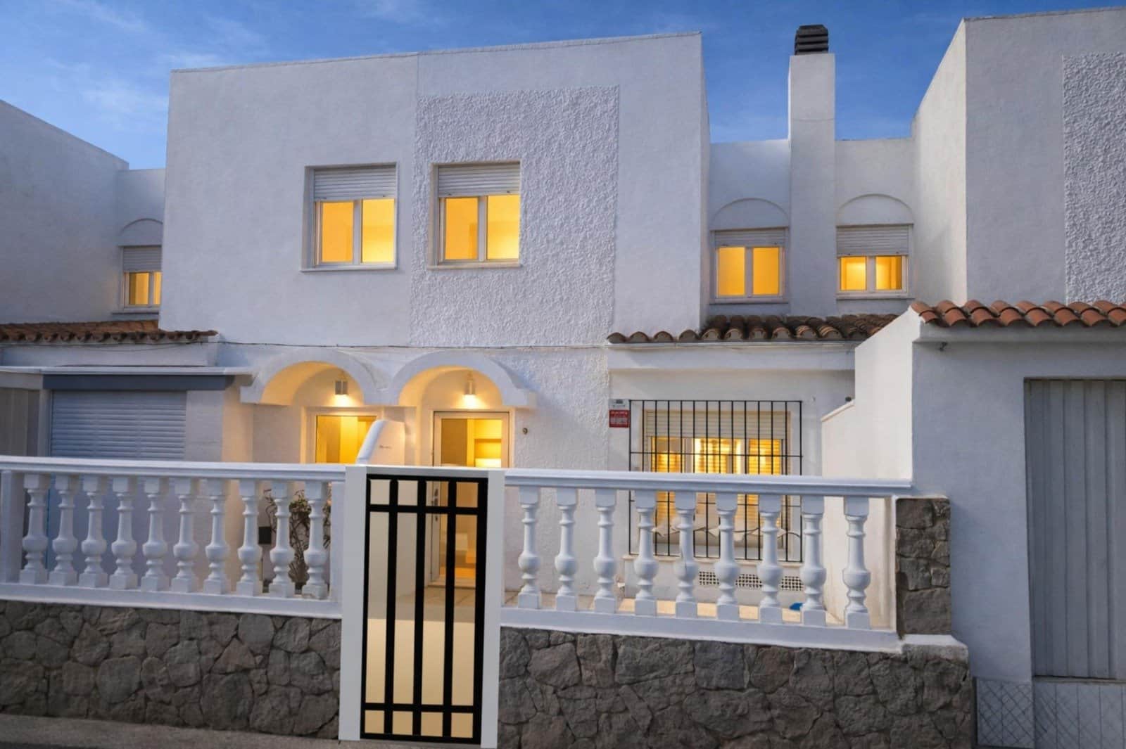 Luz, Diseño y Vida en el Corazón de Tarifa: Tu Nuevo Hogar Entre Dos Mares.- - Foto 1