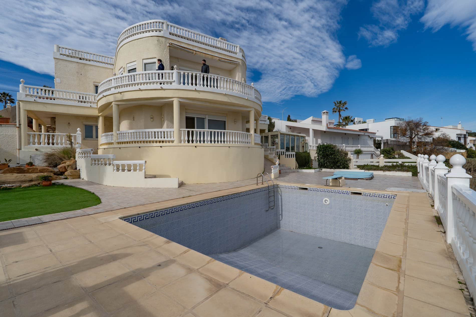 Una villa que navega sobre el Mediterráneo.- - Foto 1