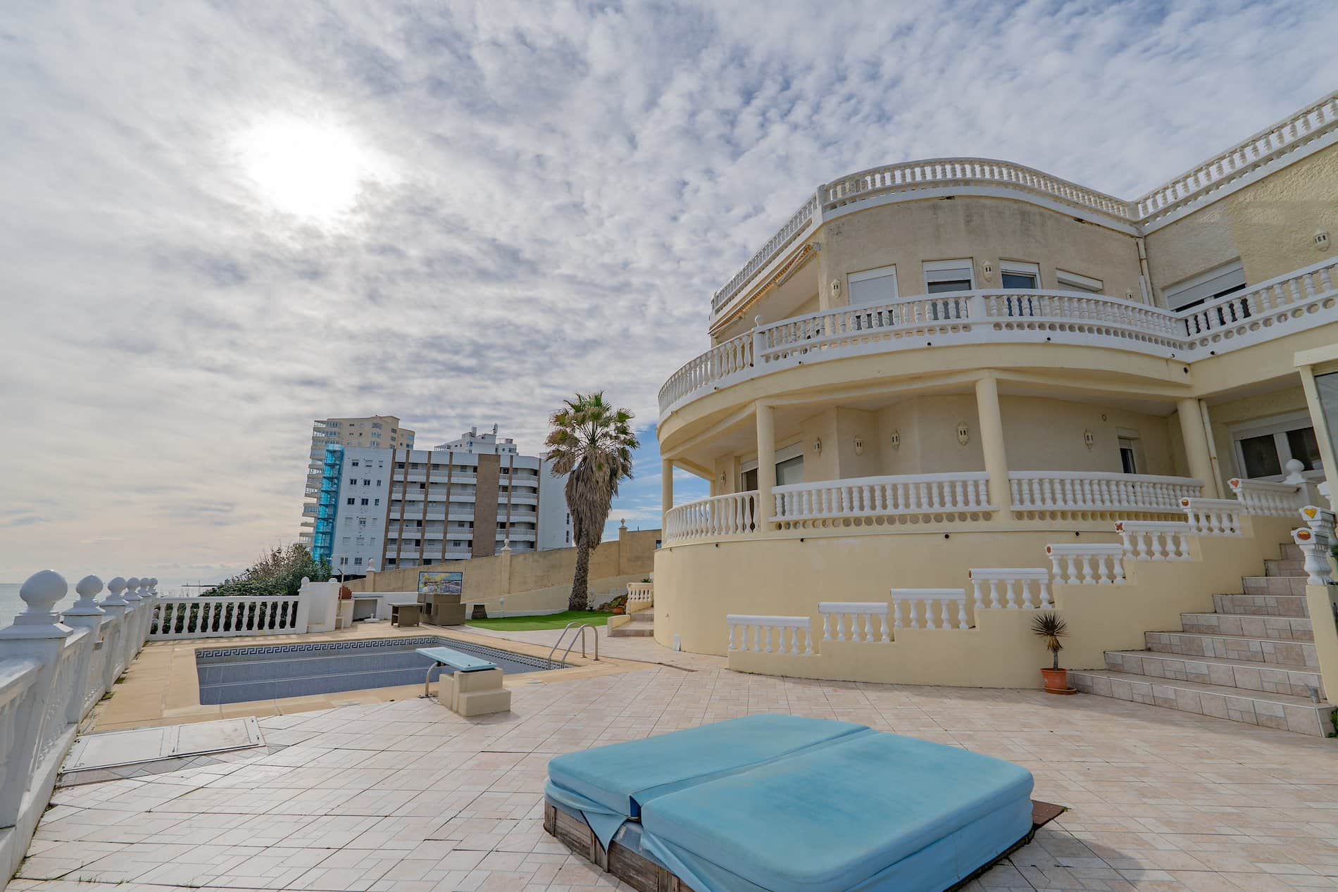 Una villa que navega sobre el Mediterráneo.- - Foto 4