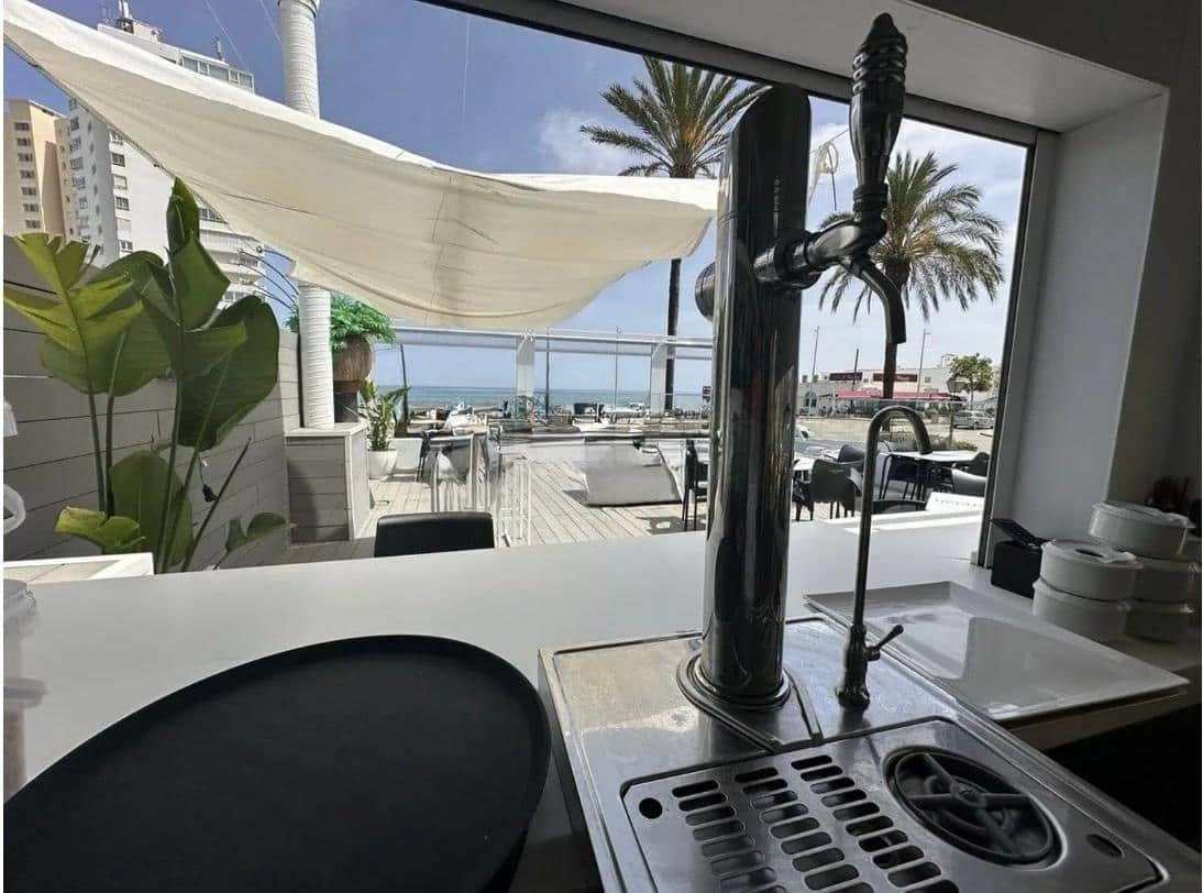 Restaurante en primera línea de playa en Torreguadiaro/Sotogrande con trayectoria consolidada y gran potencial de crecimiento.- - Foto 1