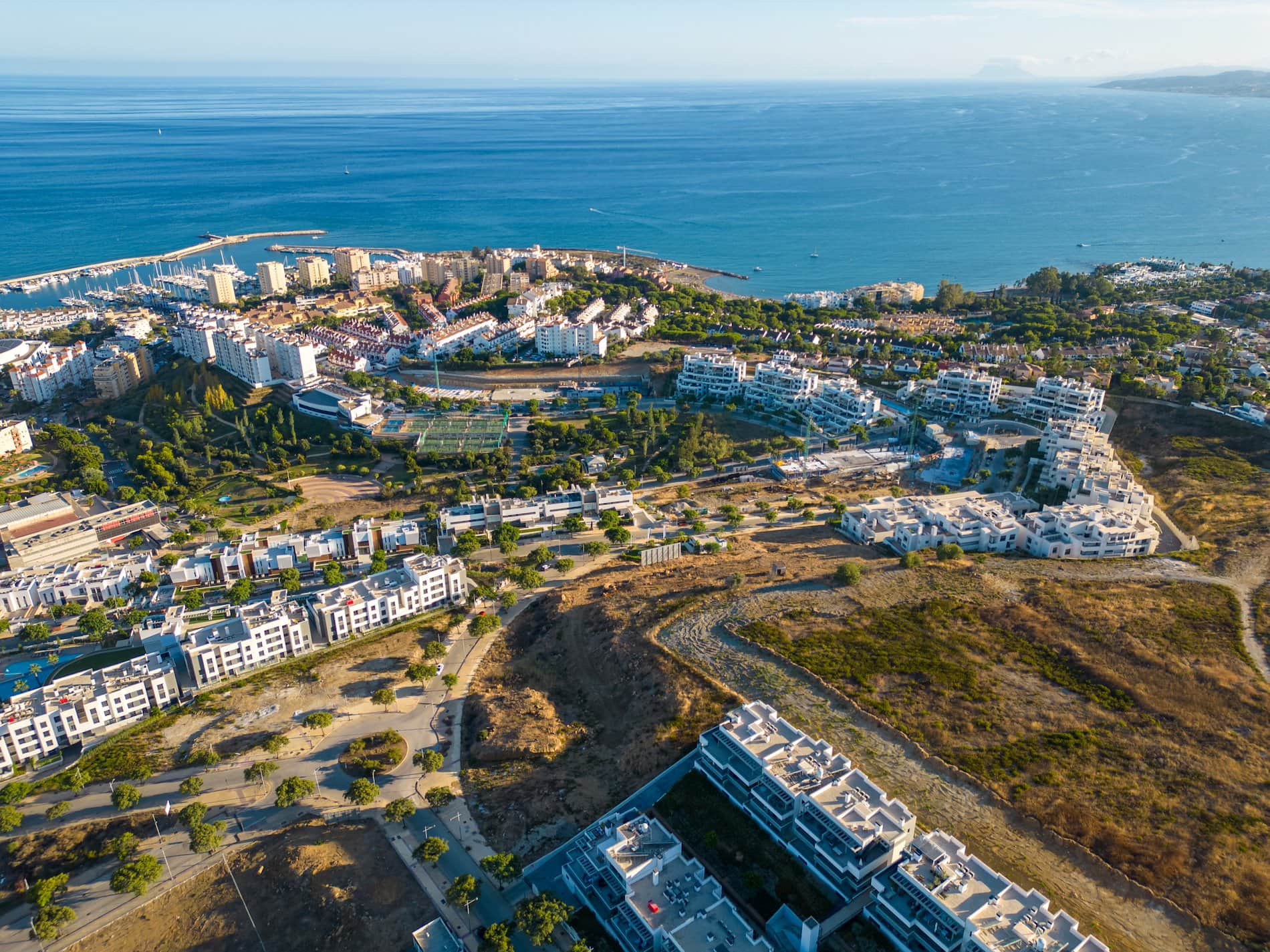 Obra nueva en Estepona con piscina, coworking y golf cercano.- - Foto 2