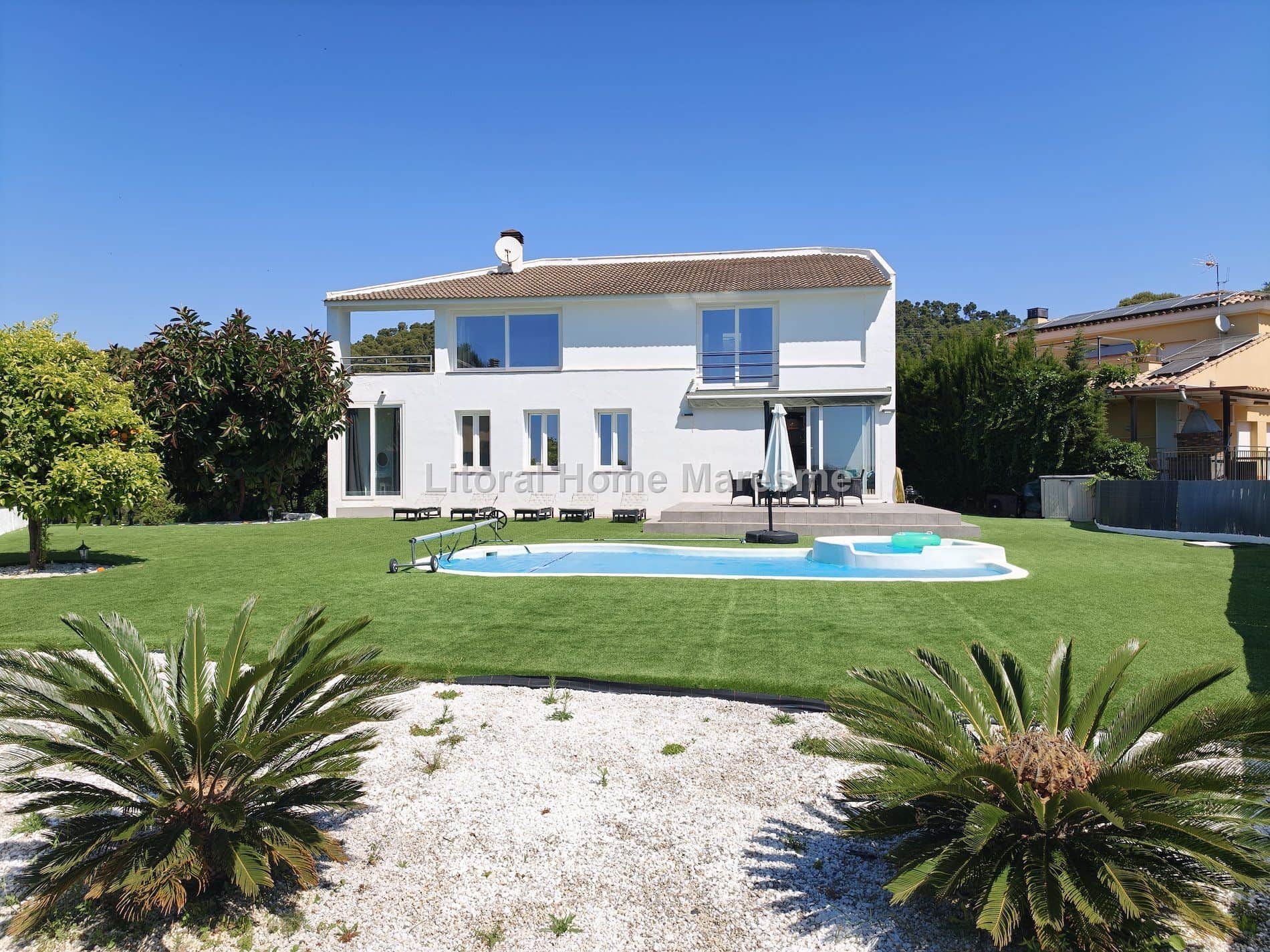 Exclusiva casa en Santa Susanna con licencia turística definitiva, piscina climatizada, jardín y vistas  al mar. - Foto 1