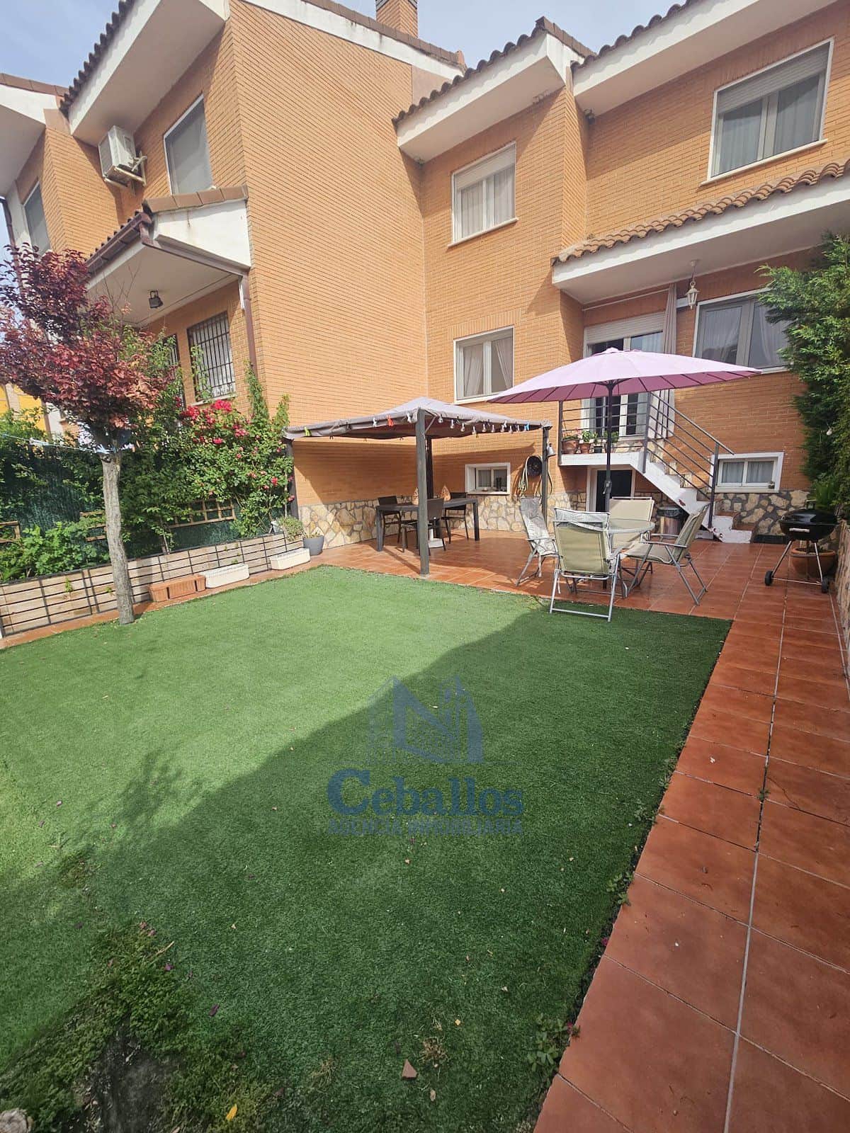 Encantador Chalet Adosado en Chiloeches: Comodidad, Espacio y Conveniencia a Minutos de Guadalajara - Foto 2