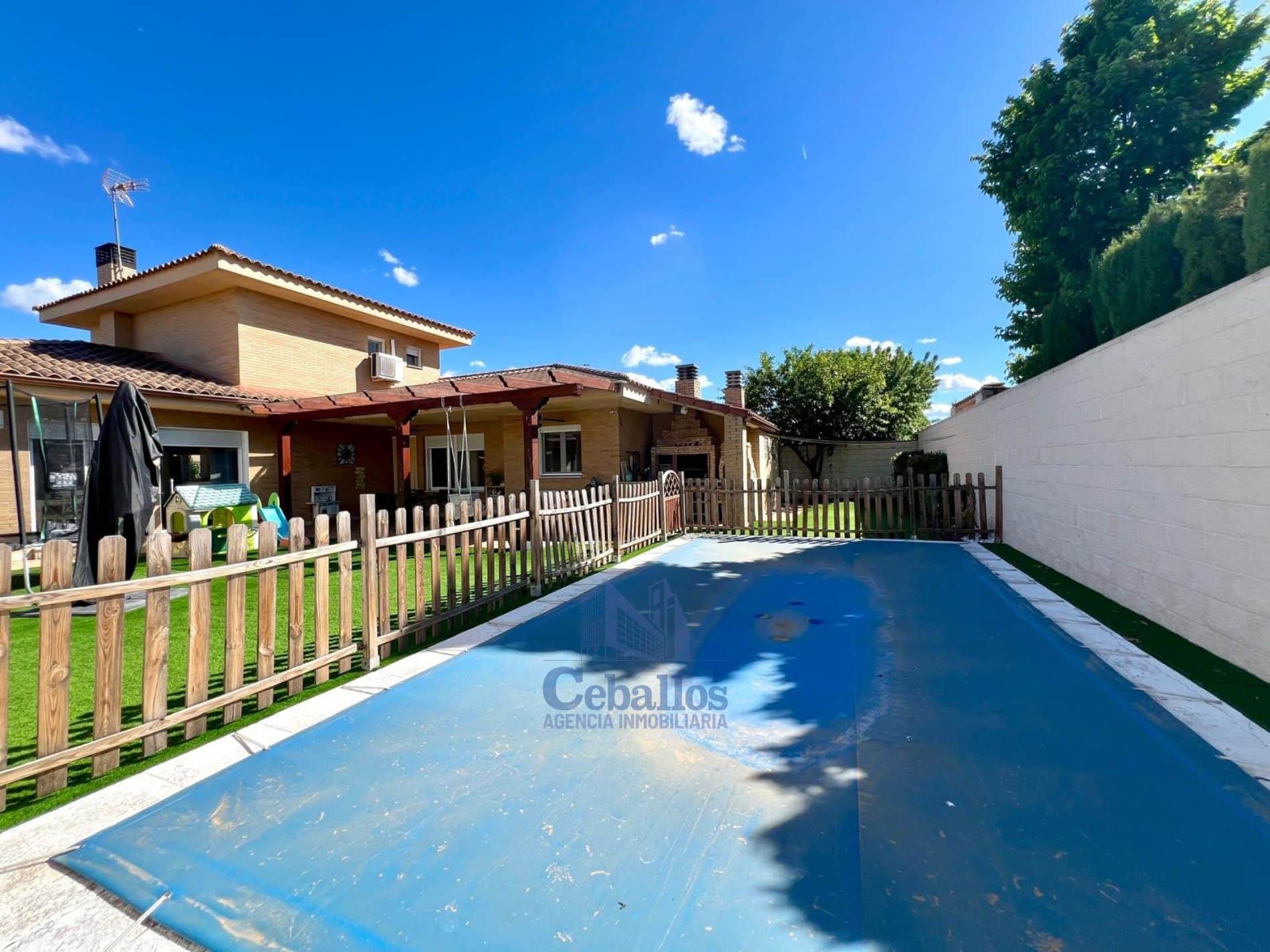 VIVIENDA INDEPENDIENTE CON PISCINA Y PARCELA DE 500 m² EN CABANILLAS DEL CAMPO - Foto 2