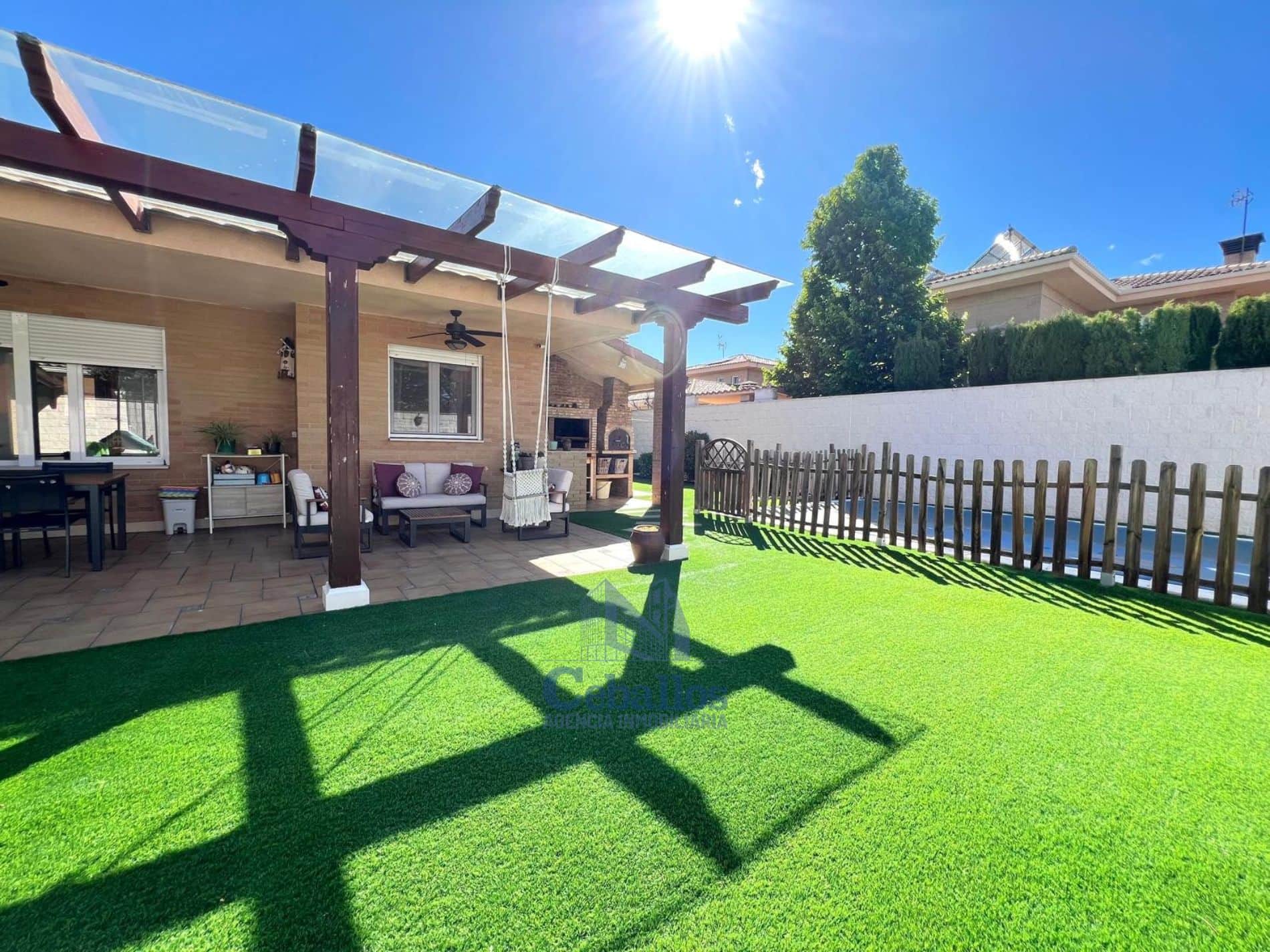 VIVIENDA INDEPENDIENTE CON PISCINA Y PARCELA DE 500 m² EN CABANILLAS DEL CAMPO - Foto 4