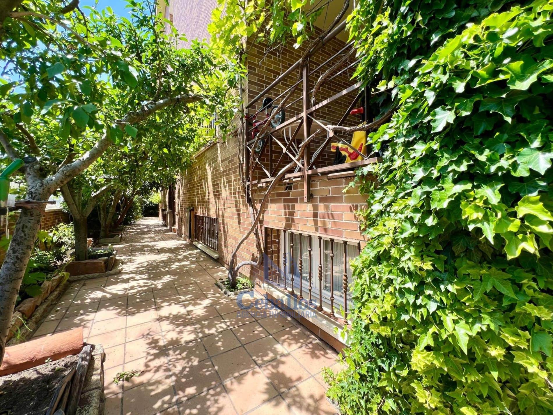 Magnífica vivienda unifamiliar situada en una de las zonas más cómodas y demandadas de Guadalajara - Foto 2