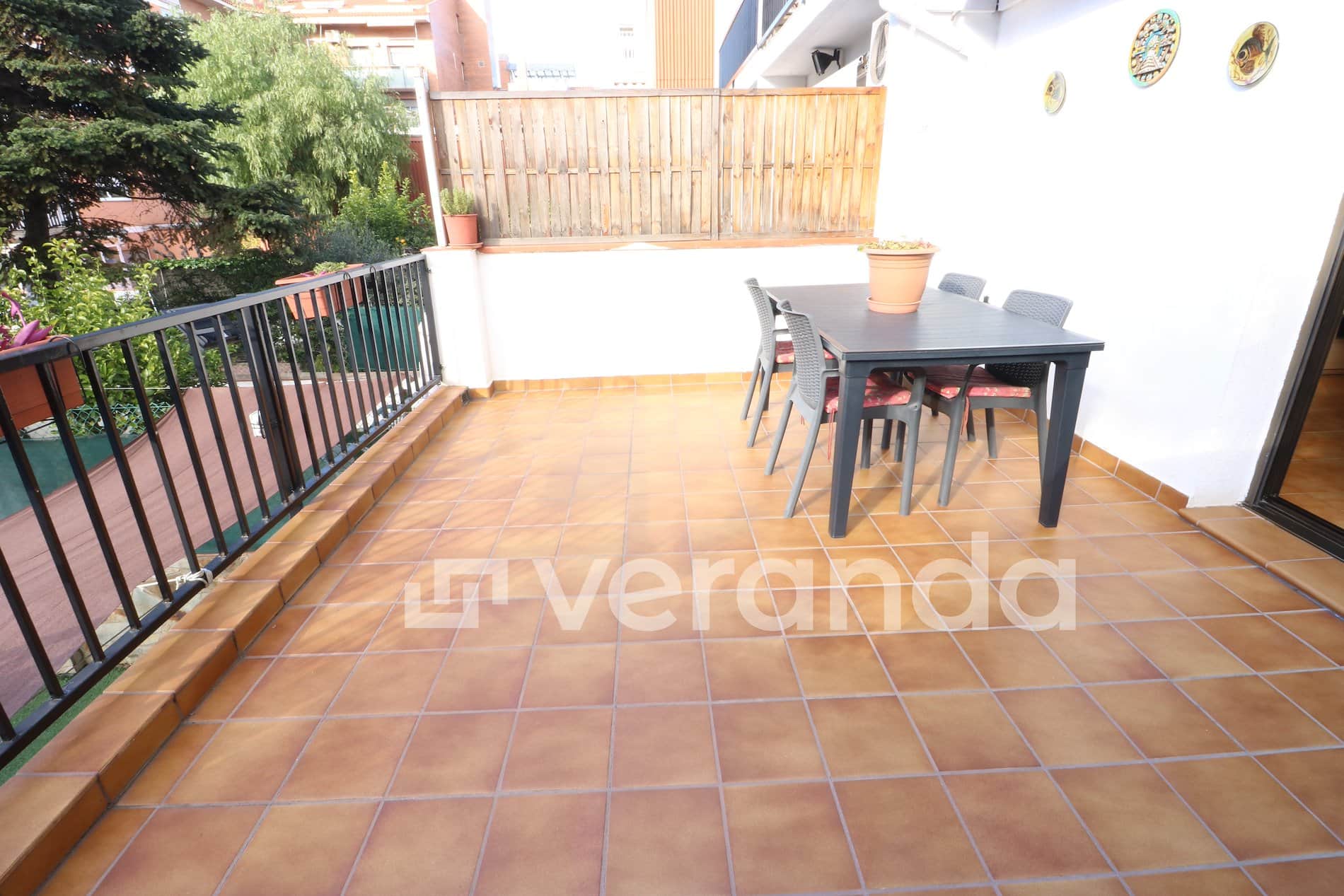 CASA ADOSADA EN ZONA CENTRO CON JARDIN - Foto 2