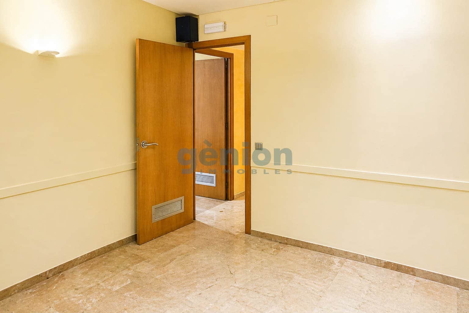 PISO ESQUINERO DE TRES HABITACIONES DOBLES, EN PLENO CENTRO DE GIRONA - Foto 5
