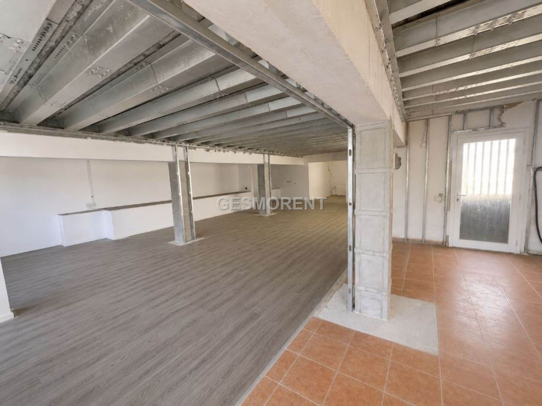 LOCAL COMERCIAL CON TERRAZA TRASERA Y PATIO EN EL ARENAL - Foto 2