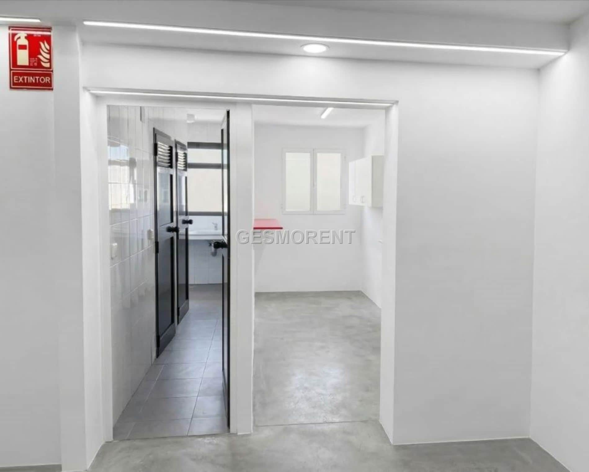 NAVE INDUSTRIAL EN VENTA CON PUENTE GRÚA Y ALTILLO - Foto 4