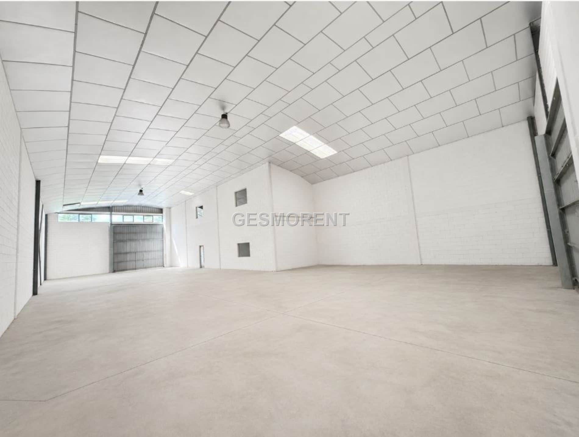 NAVE INDUSTRIAL CON PATIO PRIVATIVO Y BLOQUE DE OFICINAS EN REUS - Foto 1