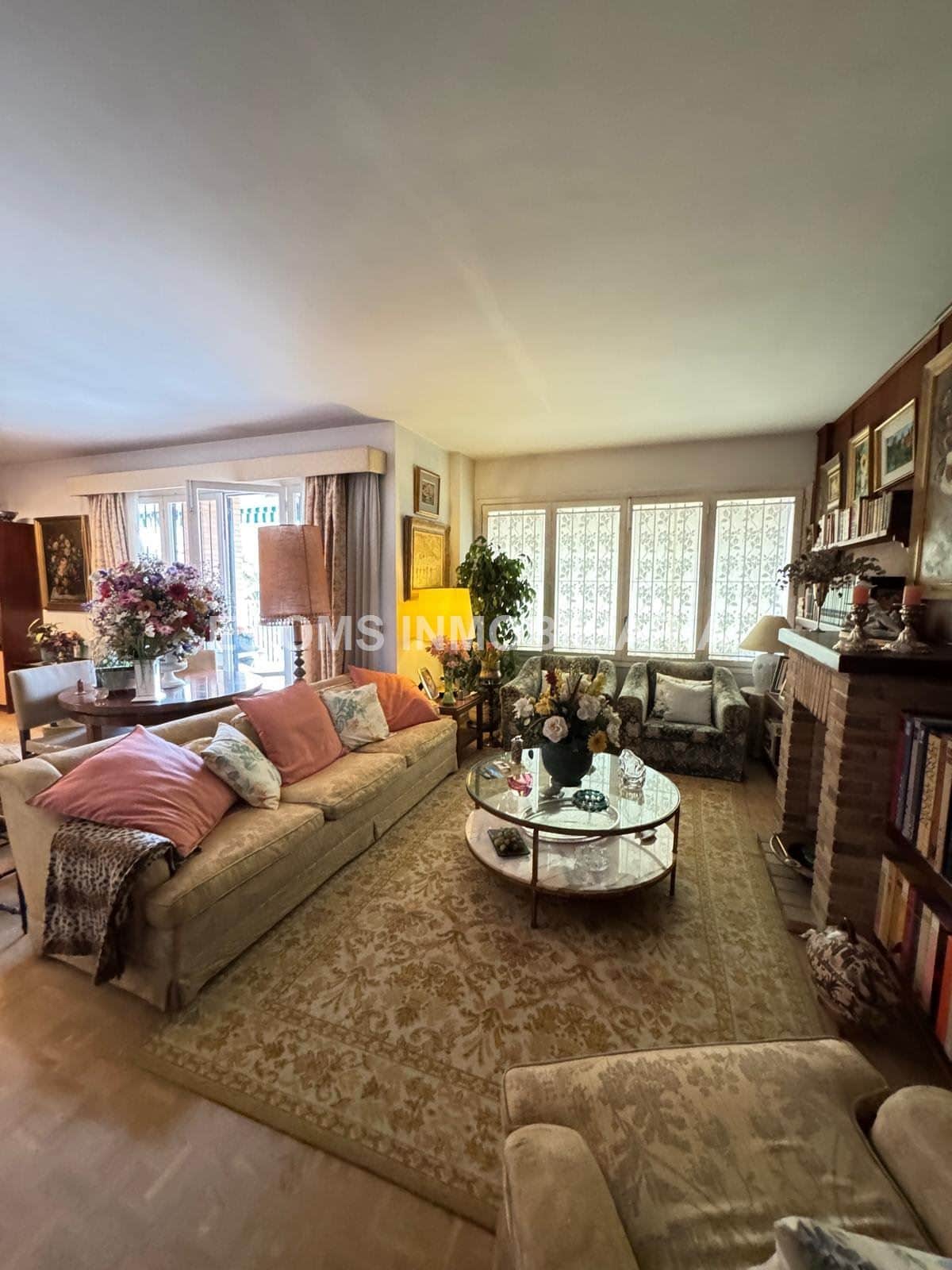 EN VENTA EXCLUSIVA VIVIENDA, ZONA RESIDENCIAL DE PRESTIGIO-240m2 DE CONFORT Y ELEGANCIA. Ubicación privilegiada - Foto 2